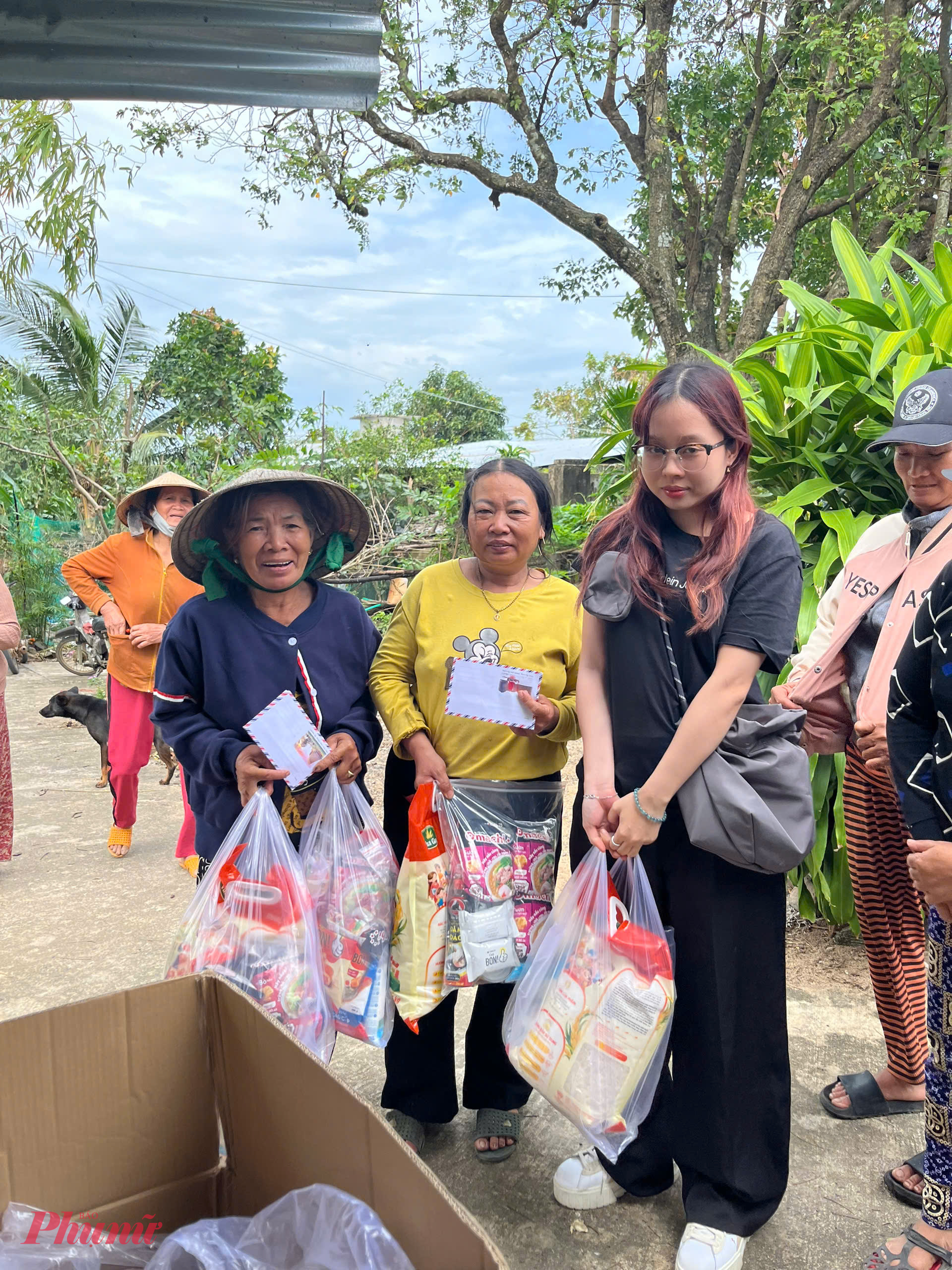 Lê Bảo Trân (ngoài cùng bên phải) - sinh viên năm cuối Trường Đại học Văn Lang - mang suất quà quyên góp về quê tặng người dân vùng lũ - Ảnh: Mạnh Hoài Nam
