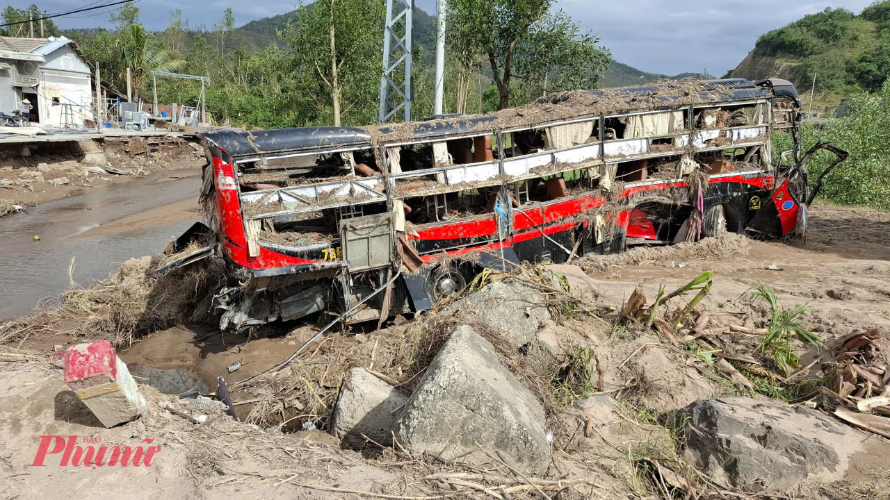 Chiếc xe khách “nổi tiếng” bị nước suối Bà Sào cuốn trôi nhấn chìm xuống chân cầu - Ảnh: Mạnh Hoài Nam