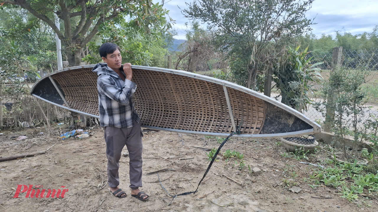 Chiếc sõng nhìn “ốm yếu” nhưng cứu nhiều gia đình vùng lũ xã Xuân Phước thoát chết trong lũ dữ- Ảnh: Mạnh Hoài Nam