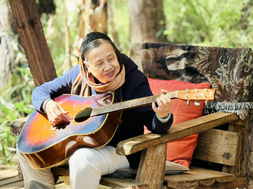 Tuổi 80 với đàn guitar, thiền và vẽ Bà Mai Lan chơi guitar ở Đà Lạt - Ảnh do nhân vật cung cấp