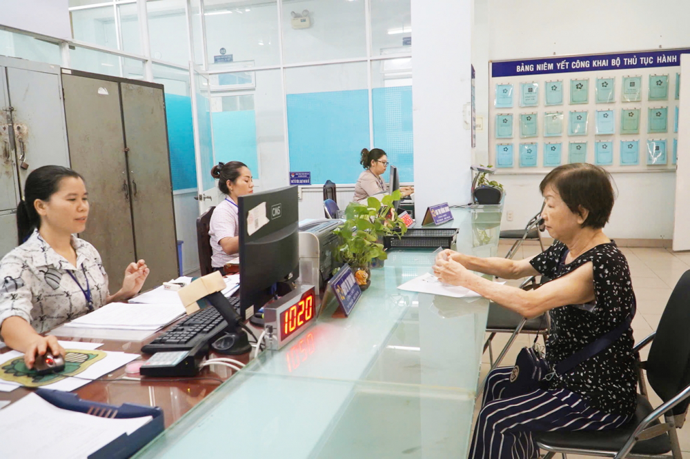 Sửa Nghị quyết 98 để thu hút nhà đầu tư chiến lược Cán bộ phường Tân Sơn Nhất tư vấn, giải quyết thủ tục hành chính cho người dân - ẢNH: THANH TÂM