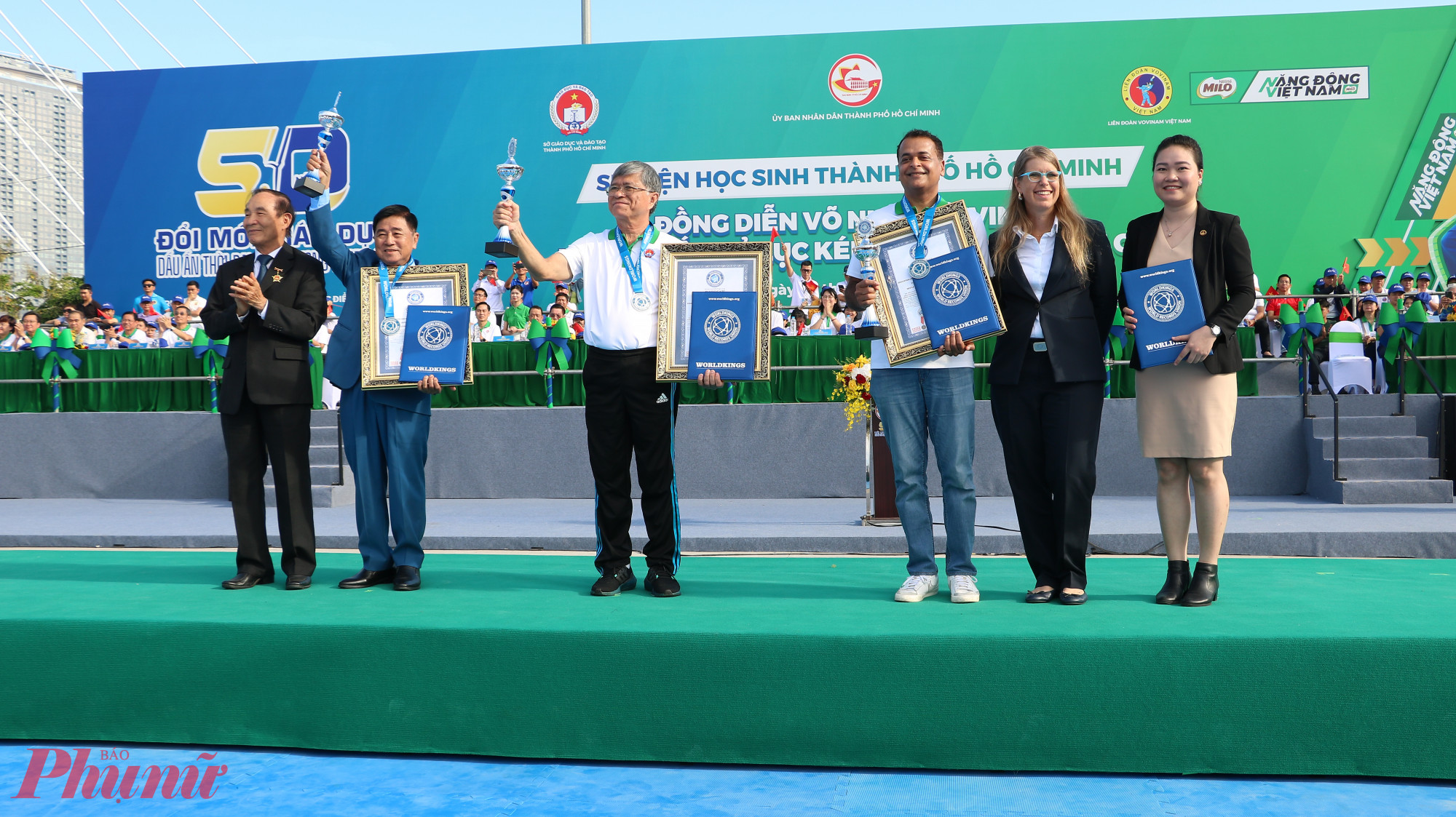 Đại diện Liên minh Kỷ lục Thế Giới - WorldKings trao bằng chứng nhận kỷ lục thế giới cho đại diện Ban tổ chức