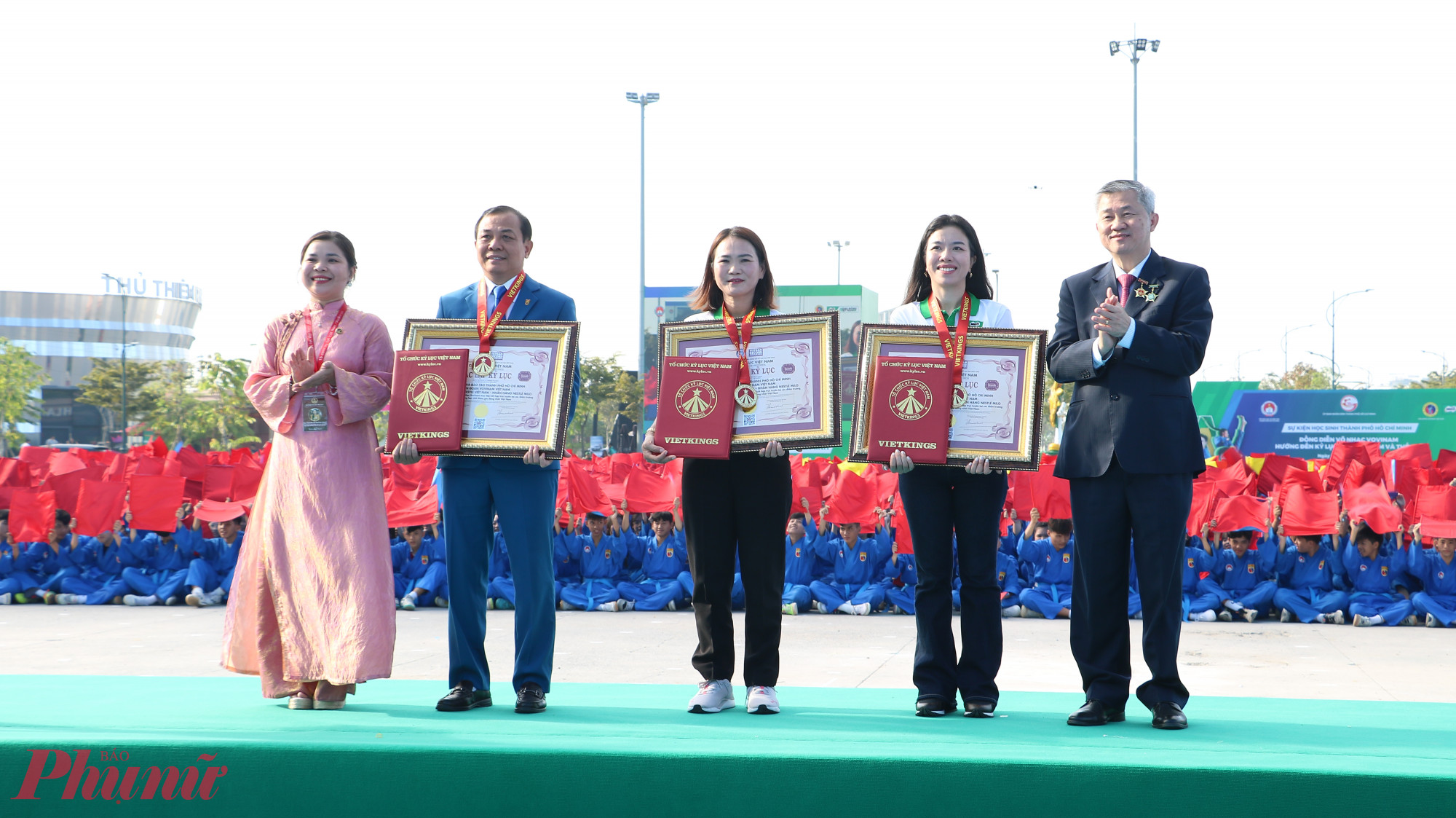 Tổ chức Kỷ lục Việt Nam. tiến lên sân khấu để thực hiện nghi thức trao BẰNG CHỨNG NHẬN KỶ LỤC VIỆT NAM cho Đại diện BTC