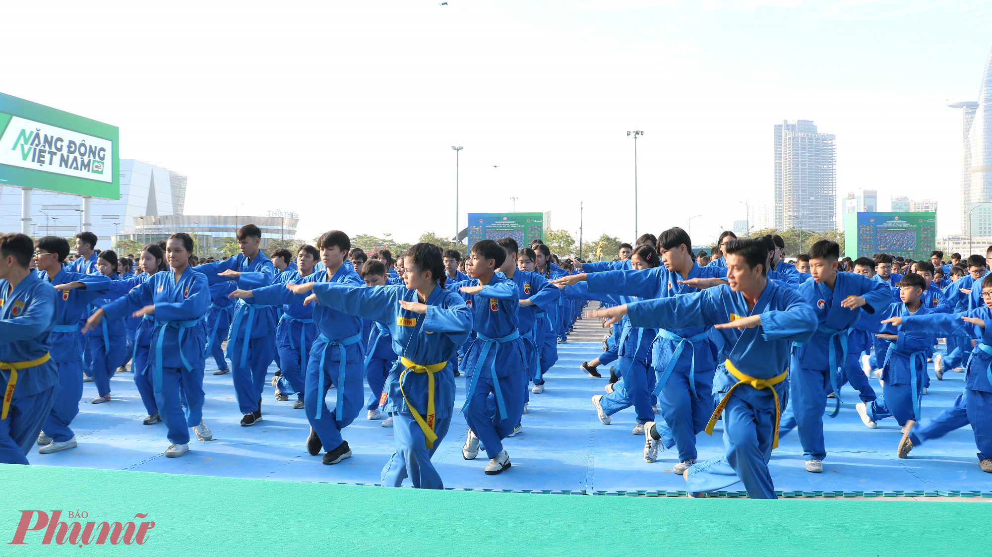 Học sinh bắt đầu biểu diễn dưới sự dẫn dắt của các vận động viên