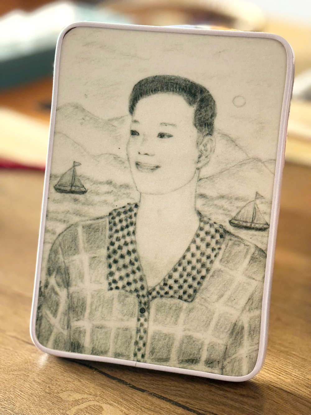 Tuổi 80 với đàn guitar, thiền và vẽ Bức chân dung cháu nội của bà Mai Lan vẽ trở thành món quà để cháu mang sang Úc - Ảnh do nhân vật cung cấp