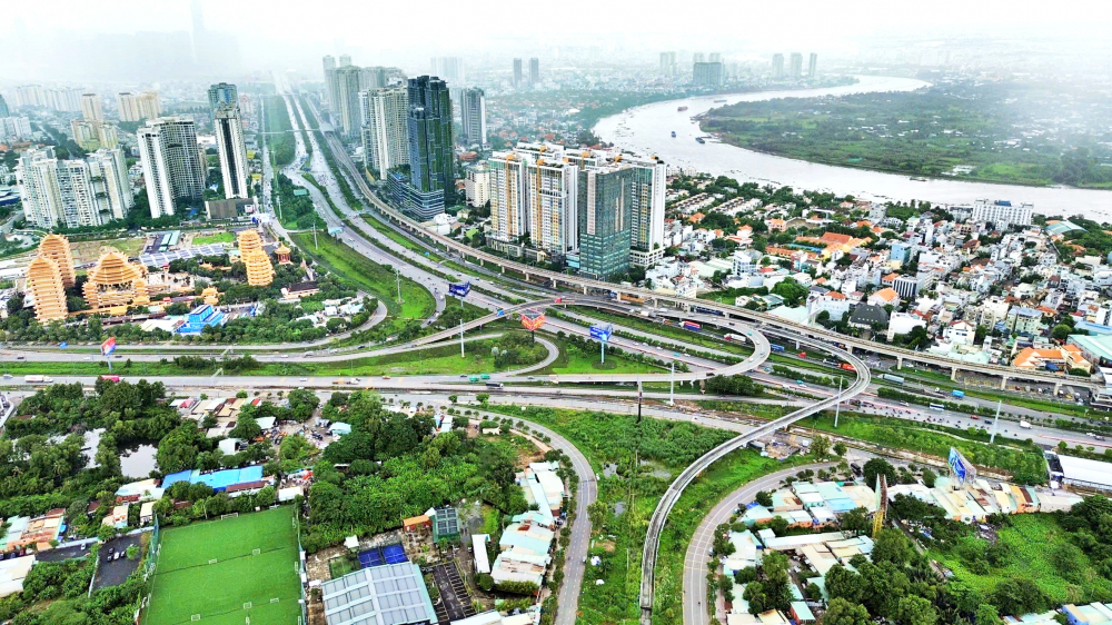 Sửa Nghị quyết 98 để thu hút nhà đầu tư chiến lược Việc bổ sung các cơ chế, chính sách mới vào Nghị quyết 98 sẽ giúp TPHCM có cơ hội phát triển đồng bộ hạ tầng, thu hút đầu tư ẢNH: NGUYỄN VĂN (chụp ở đường Võ Nguyên Giáp)