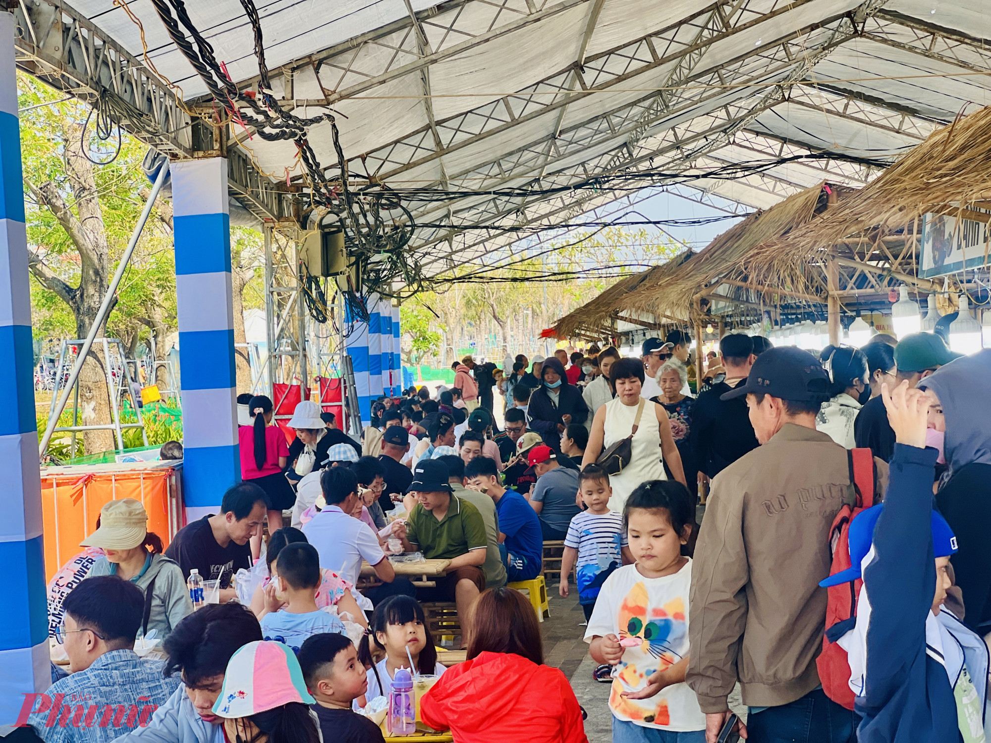 Ghi nhận của phóng viên báo Phụ nữ TPHCM vào trưa 30/11, đông đảo người dân, du khách đổ xô trải nghiệm ẩm thực tại Lễ hội ẩm thực “Mỹ vị sóng ngàn”, đang diễn ra tại biển Vũng Tàu (TPHCM).