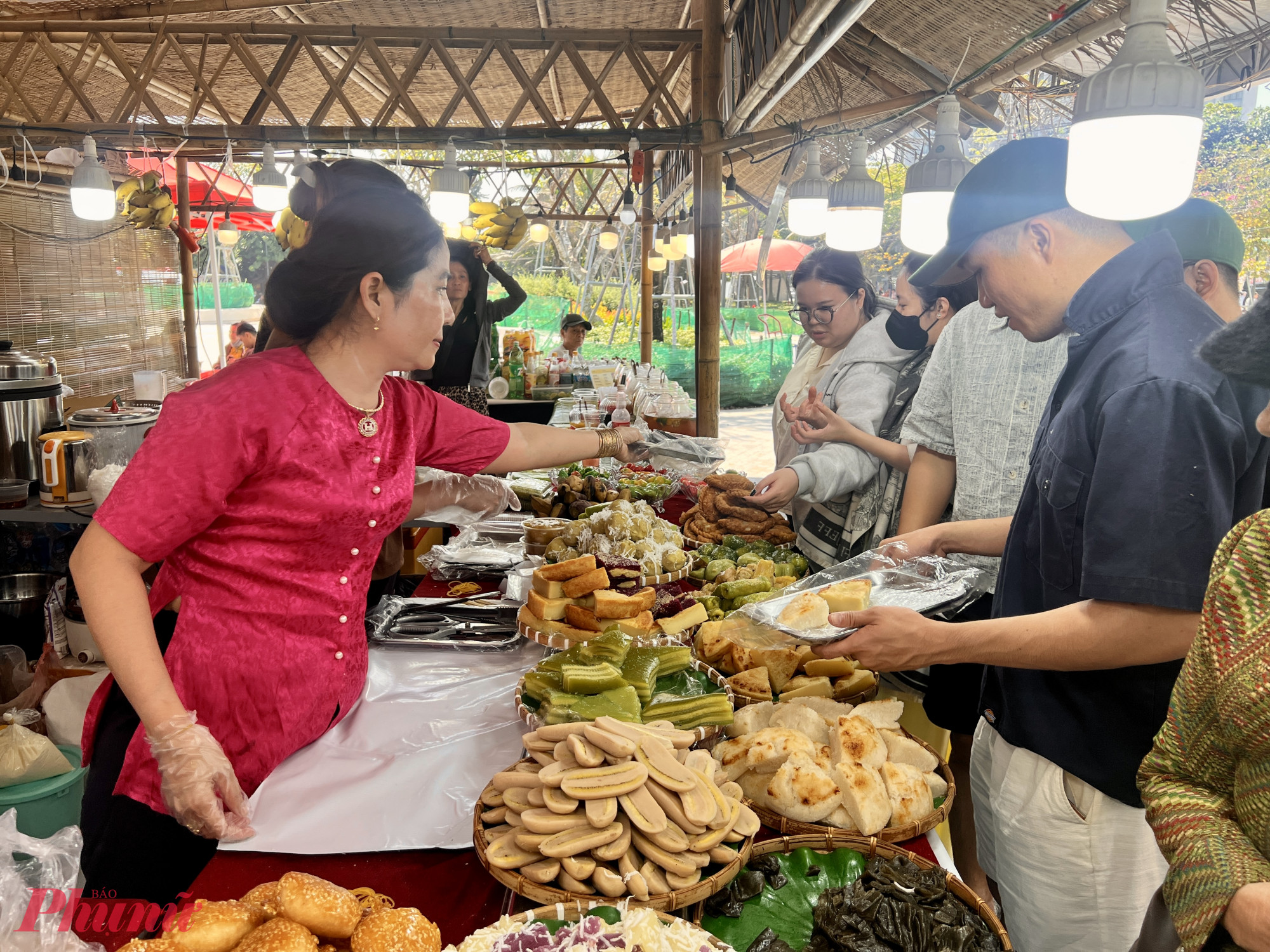 Giá trải nghiệm ẩm thực tại đây dao động từ vài chục ngàn đồng, với đa dạng món nên thu hút đông đảo du khách hiếu kỳ trải nghiệm.