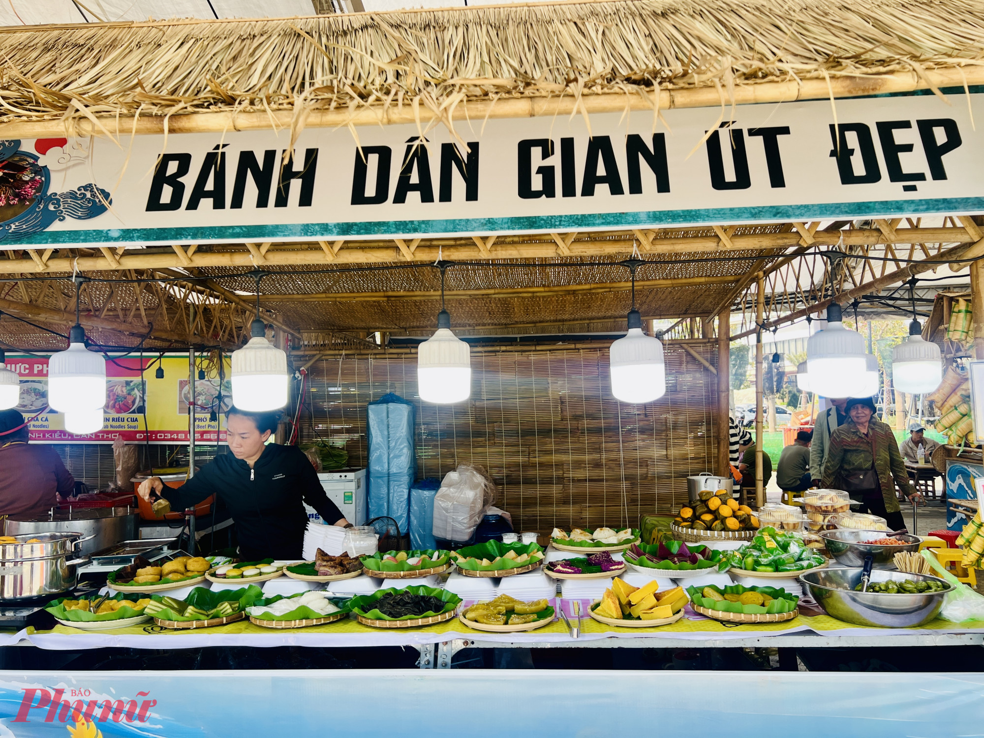 Lễ hội quy tụ hàng chục gian hàng ẩm thực từ xiên nướng, bánh dân gian, hải sản, đồ lưu niệm, quần áo,…