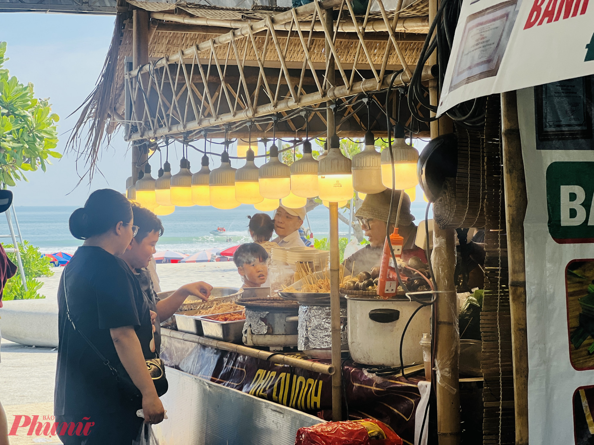 Tranh thủ ngày cuối tuần, gia đình chị Phương Anh (ngụ TPHCM) quyết định xuống Vũng Tàu đổi gió. Đến nơi khi giữa trưa, vì chưa biết ăn gì nên quyết định dạo một vòng lễ hội “Mỹ vị sóng ngàn” để thưởng thức hải sản tươi. Tuy nhiên, đi hết các quầy thì chị và chồng cảm thấy khá thất vọng khi chỉ có đúng hai quầy bán ốc hương và ốc lác hấp, vài quầy đồ nướng - khác xa với hình dung của chị về một lễ hội quy tụ vô vàn món ngon miền biển. “Con gái mình mua được một ít kẹo, sau đó cả nhà lại phải kéo nhau đến một tiệm ăn địa phương để lấp bụng. Nói chung mình thấy các quầy ẩm thực khá đa dạng, nhiều vùng miền, nhưng hơi ít quầy bán hải sản theo khẩu vị địa phương”, chị nói thêm.