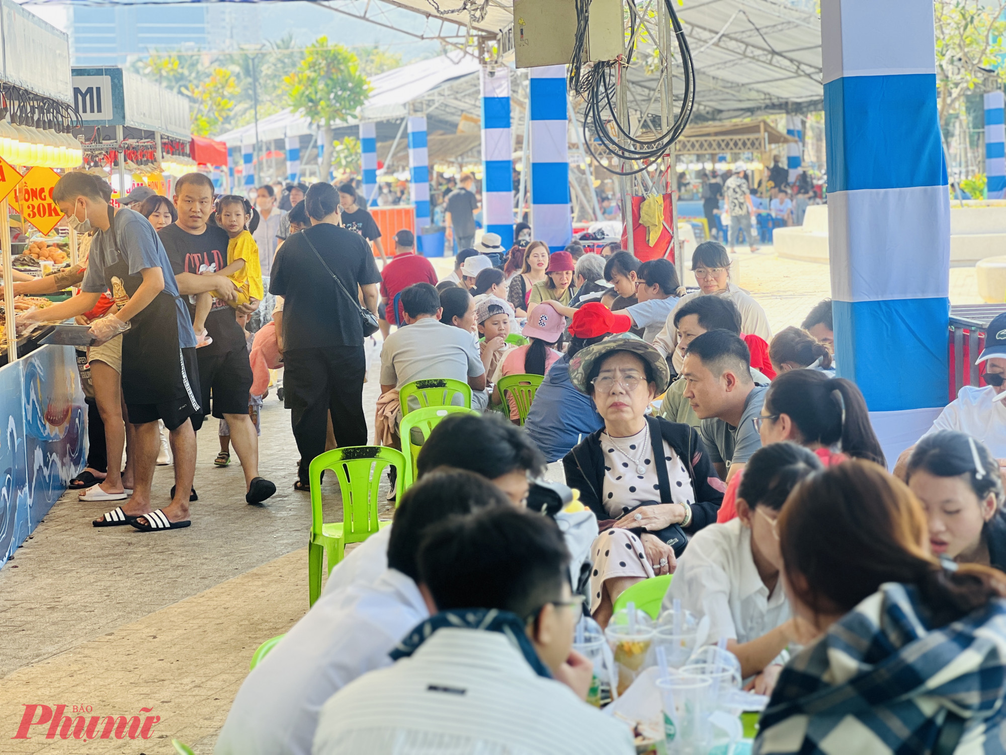 Tại lễ hội sẽ có 90 gian hàng ẩm thực, thương mại, dịch vụ, giải trí, nghệ thuật... phục vụ người dân và du khách. Đặc biệt, tham gia chương trình “Mỹ vị sóng ngàn” còn có vua đầu bếp thế giới Chef Martin Yan - Yan Can Cook. Ông là huyền thoại ẩm thực quốc tế, nổi tiếng với chương trình truyền hình “Yan Can Cook” đã phát sóng trên hơn 50 quốc gia, là đại sứ văn hóa ẩm thực, gắn kết Đông - Tây. Đến với lễ hội, Vua đầu bếp thế giới Yan Can Cook sẽ trình diễn và truyền cảm hứng “Yan có thể nấu - Bạn cũng có thể”.