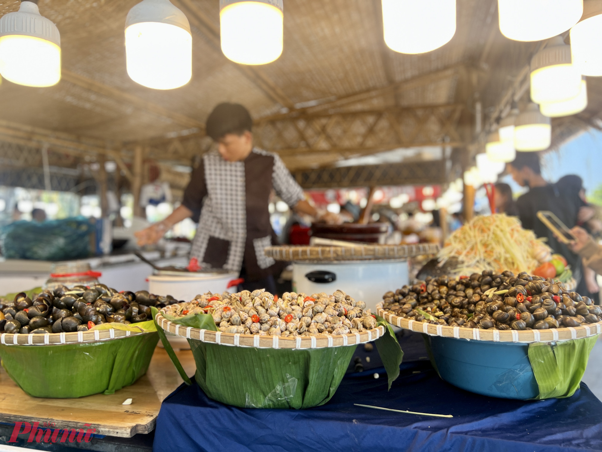 Lễ hội ẩm thực biển, du khách kỳ vọng sẽ có nhiều loại hải sản, nhưng buổi trưa chỉ có lèo tèo vài loại ốc hấp.