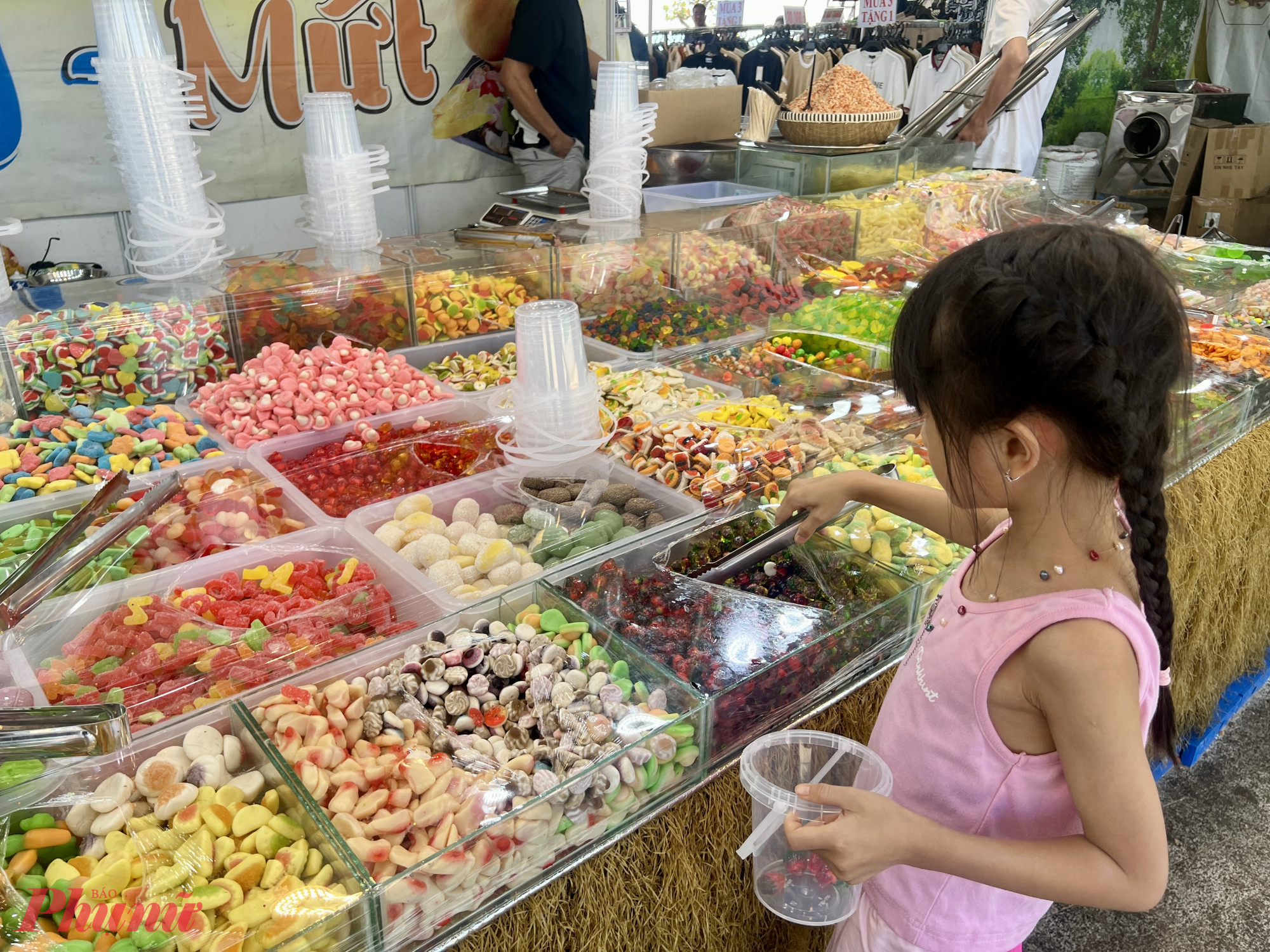 Kẹo dẻo được bày bán tự chọn, cân ký với 25.000 đồng/100g, thu hút trẻ em.