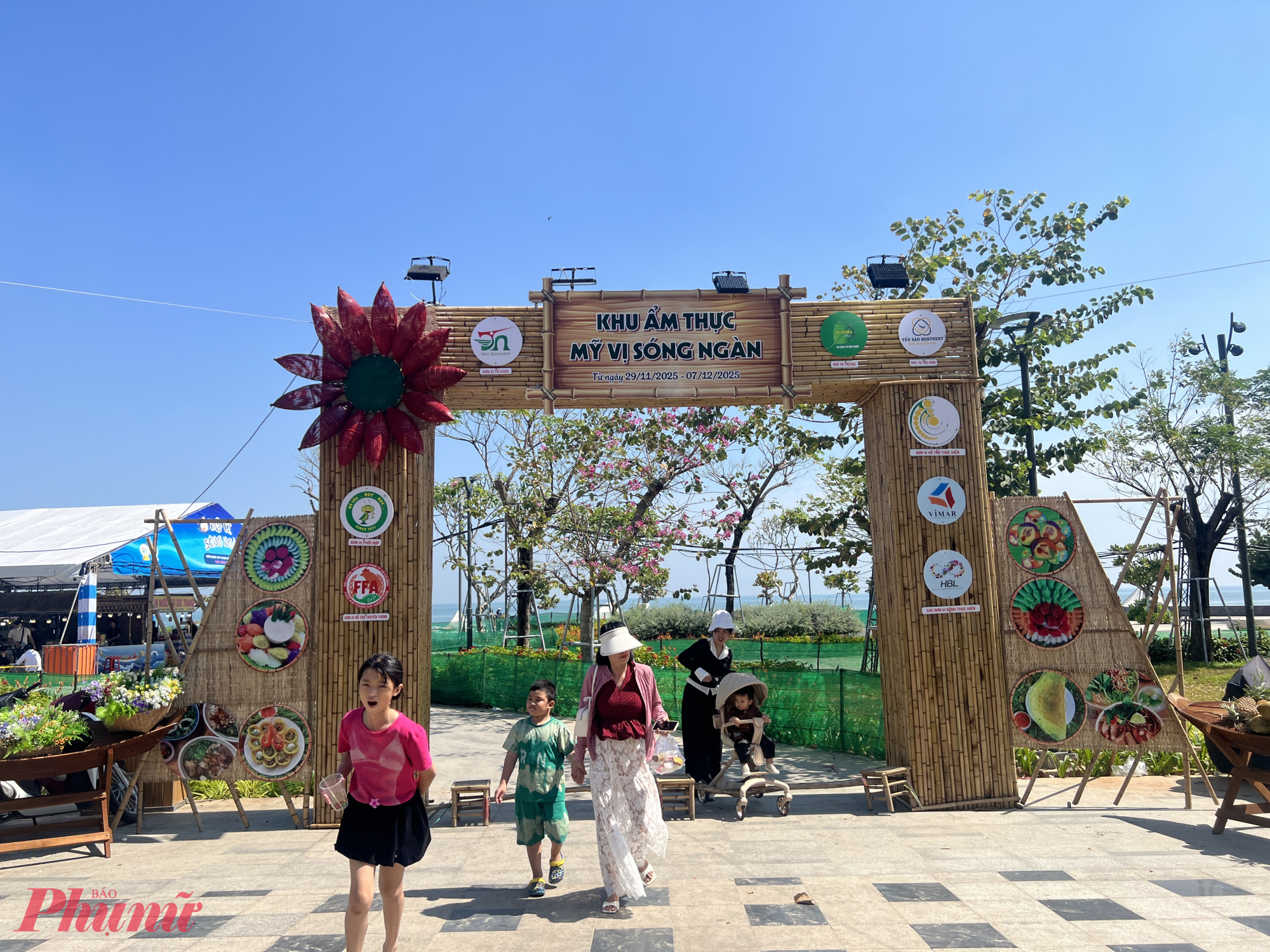 Ngoài ra, trong khuôn khổ của lễ hội “Mỹ vị sóng ngàn” còn có các hoạt động du lịch, văn hóa sôi động khác như: Sân khấu DJ mini; khu trải nghiệm thả diều với 20 cánh diều siêu to khổng lồ từ 7- 30m đầy màu sắc; không gian tái hiện nghề nông xưa; khu check-in làng nghề nước mắm truyền thống; khu trải nghiệm làng gốm bát tràng; khu trò chơi dân gian; khu vẽ Henna nghệ thuật Ấn Độ… và các hoạt động trải nghiệm khác.