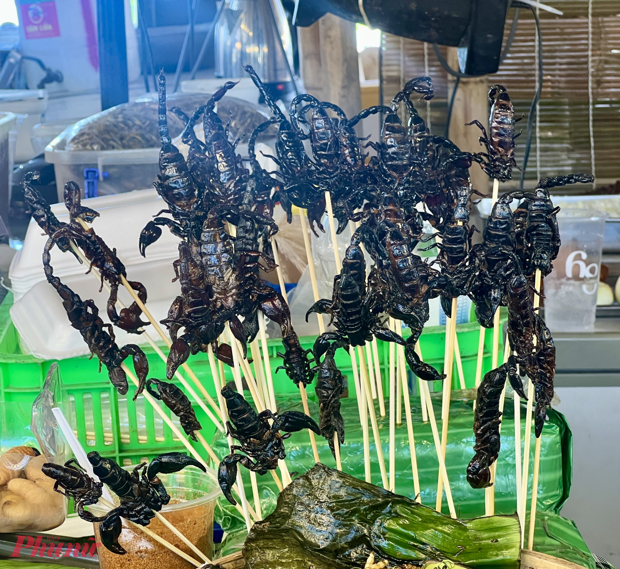 Bọ cạp nhỏ 40.000 đồng/con, lớn 50.000 đồng/con dành cho thực khách gan dạ