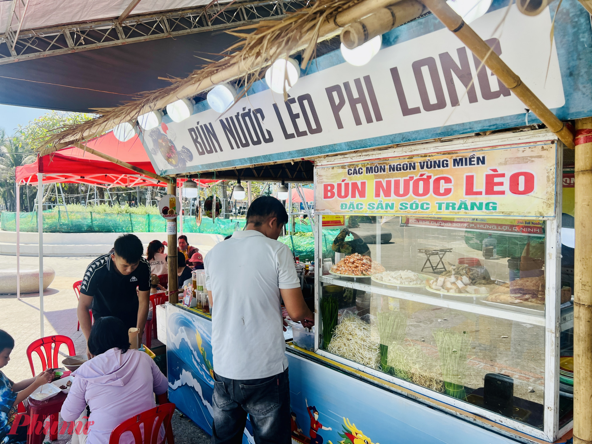 Các gian hàng ẩm thực vùng miền cũng quy tụ tại lễ hội ẩm thực “Mỹ vị sóng ngàn”