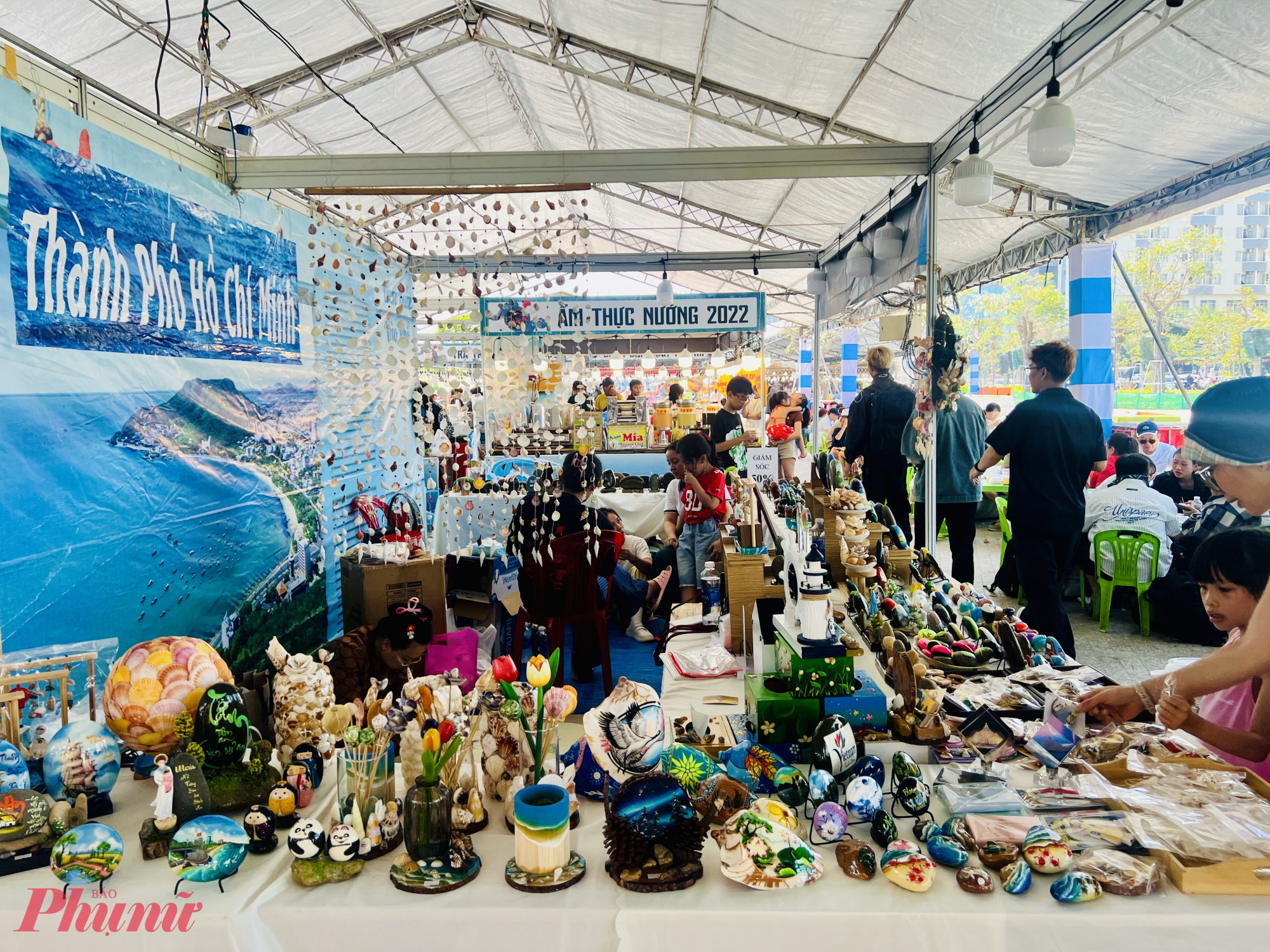 Một gian hàng đồ hàng thủ công mỹ nghệ tại lễ hội “Mỹ vị sóng ngàn”.