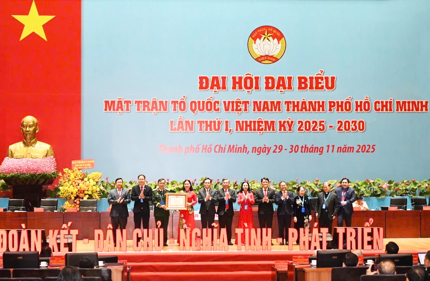 Bí thư Trung ương Đảng, Bí thư Thành ủy TPHCM Trần Lưu Quang (thứ năm từ trái qua) chúc mừng tập thể Ủy ban MTTQ Việt Nam TPHCM  nhận bằng khen của Thủ tướng Chính phủ - Nguồn ảnh: Ủy ban MTTQ Việt Nam TPHCM