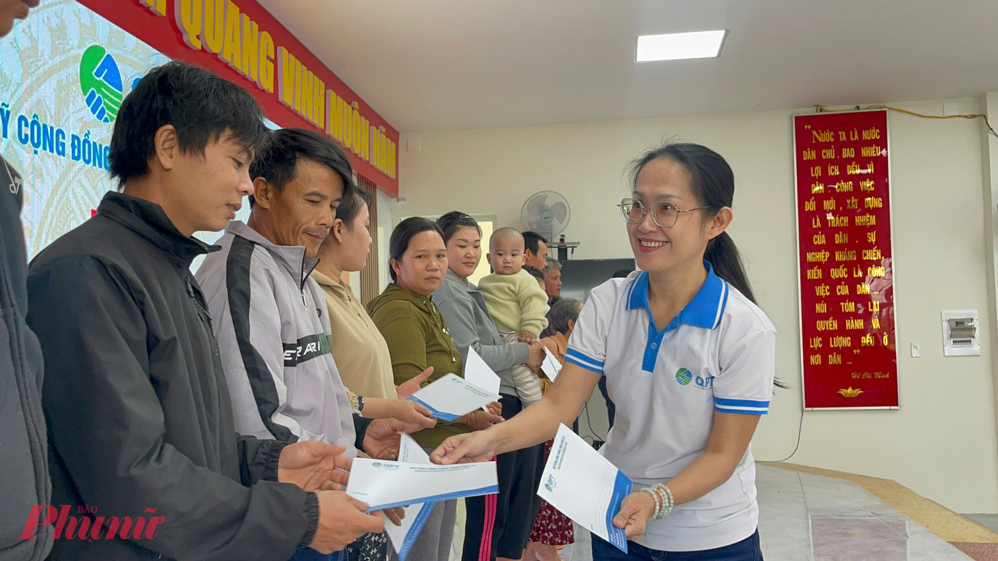 Bà Lê Thị Tâm Anh - Phó giám đốc Quỹ Cộng đồng phòng tránh thiên tai - trao quà cho người dân xã Hoà Trí, tỉnh Khánh Hoà.