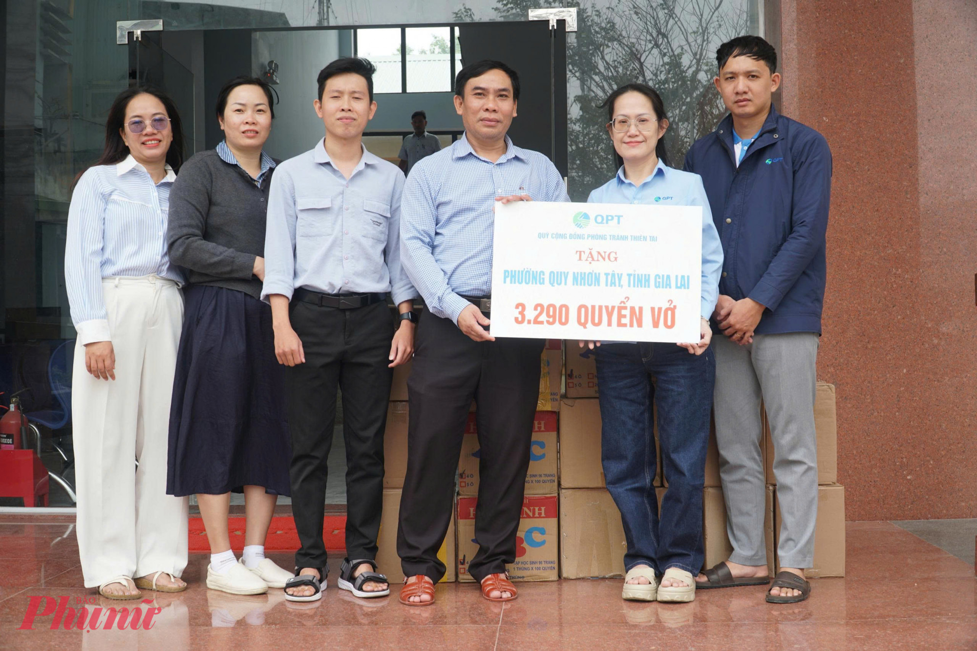 Chương trình “Sớm đến trường sau lũ” trao vở cho các trường tiểu học ở phường Quy Nhơn Tây.