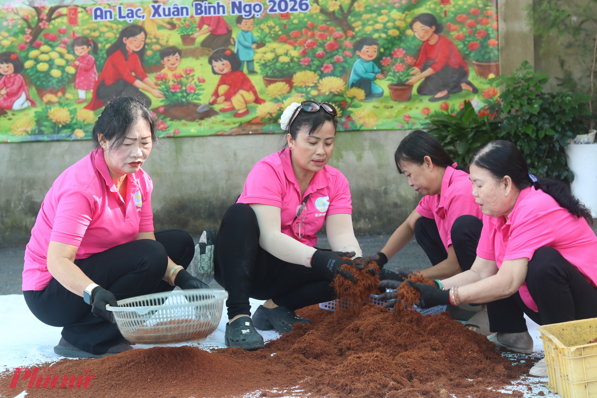 Chị em cùng làm đất chuẩn bị gieo hạt giống hoa vạn thọ - Ảnh: Mẫn Nhi