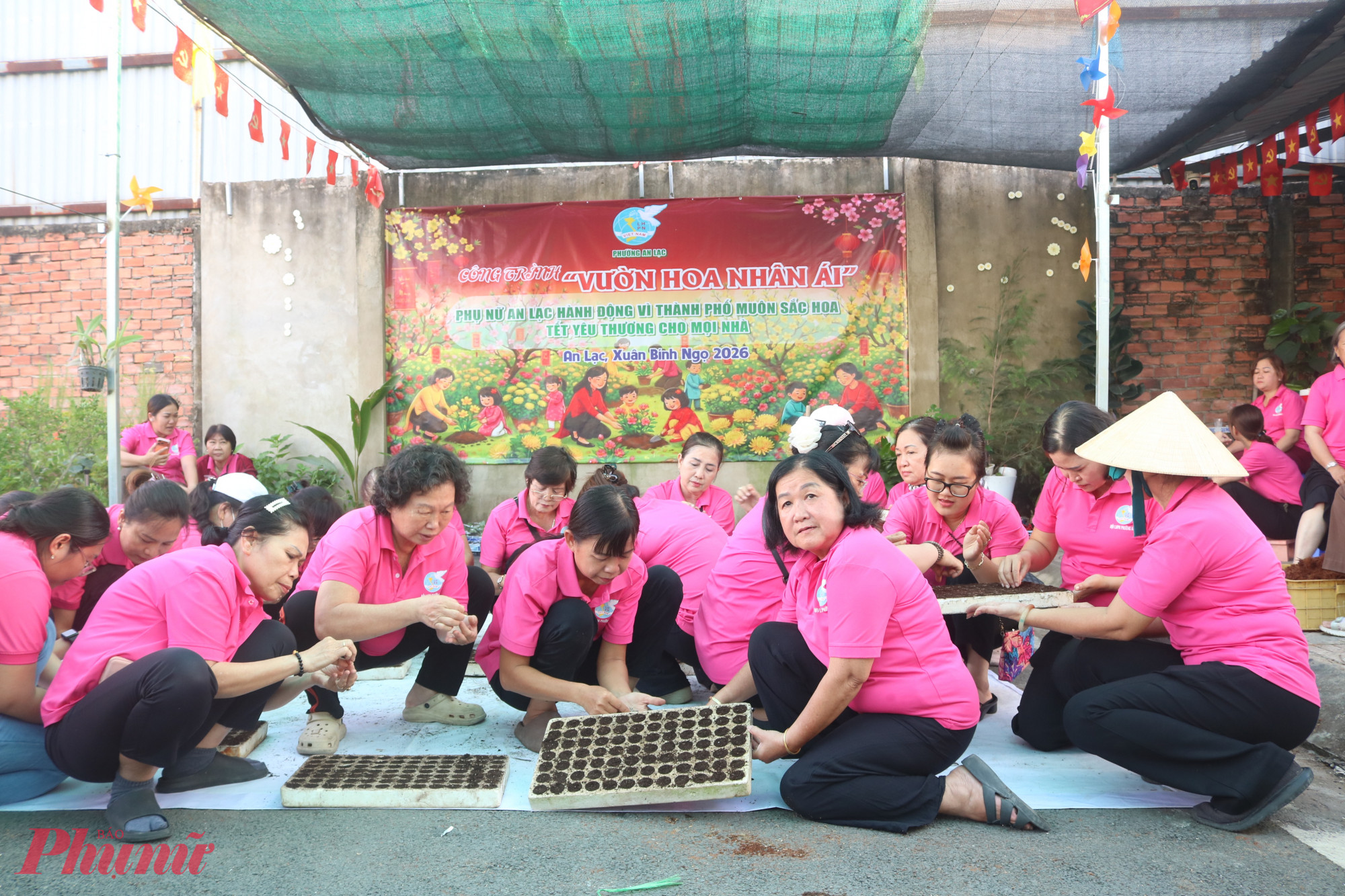 Các chị em cùng góp sức gầy dựng “Vườn hoa nhân ái” tết Bính Ngọ 2026 - Ảnh: Mẫn Nhi