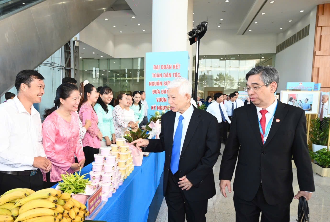 Nguyên Chủ tịch nước Nguyễn Minh Triết và ông Nguyễn Phước Lộc – Phó bí thư Thành uỷ, Chủ tịch MTTQ Việt Nam TPHCM tham quan các gian hàng giới thiệu sản phẩm đặc trưng tại địa phương