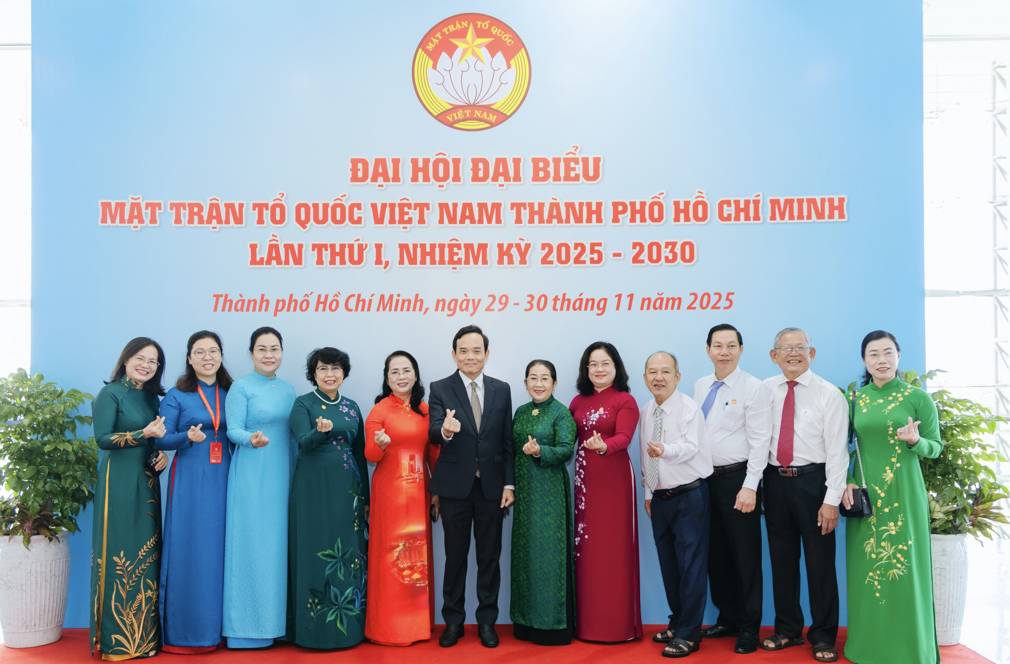 Bí thư Thành ủy Trần Lưu Quang chụp hình cùng các đại biểu