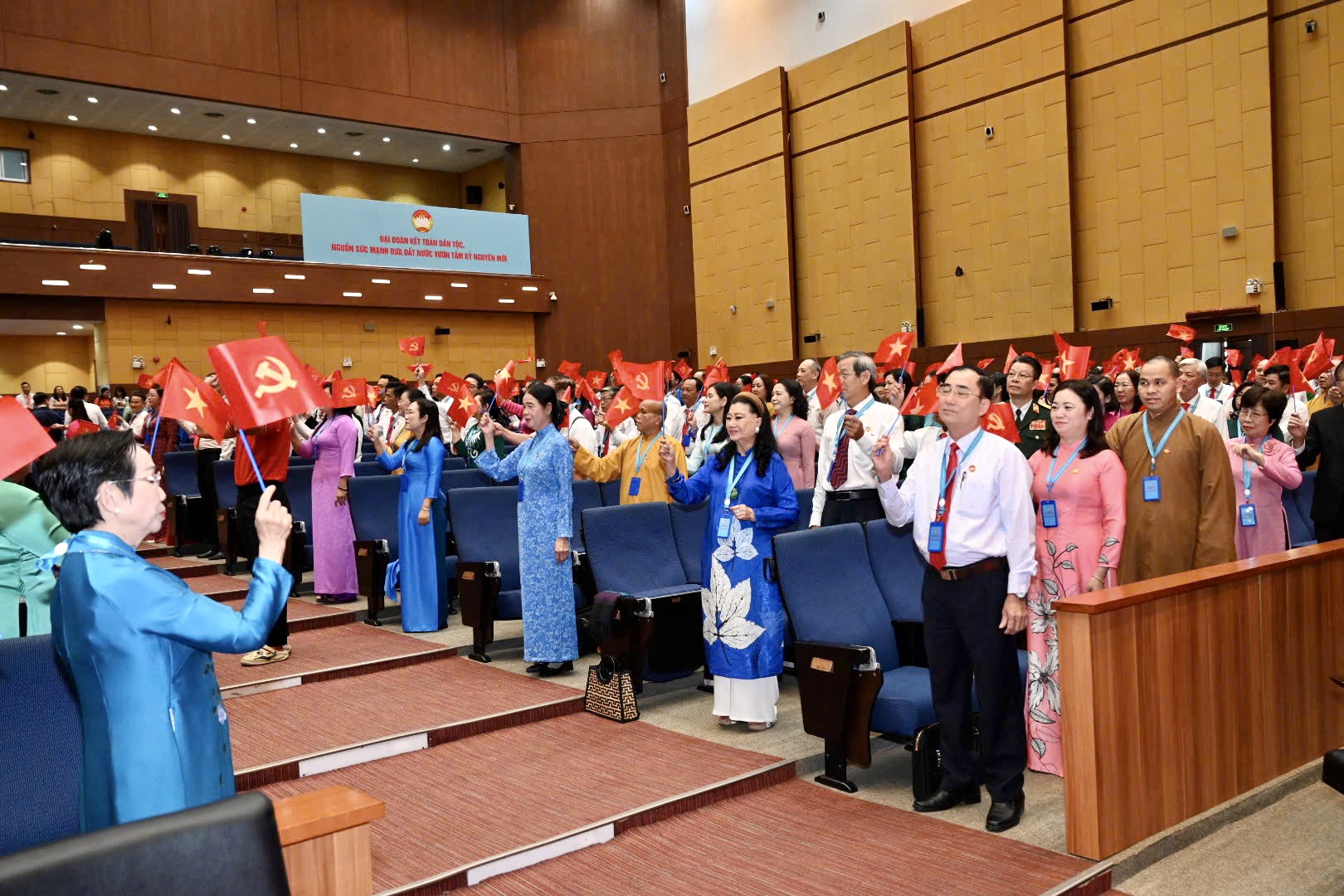 Đại hội có sự tham dự của 500 đại biểu chính thức và 380 khách mời