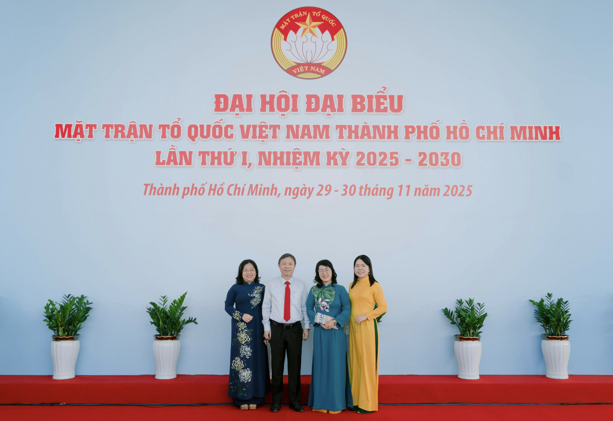 Ông Dương Anh Đức - Trưởng ban Tuyên giáo Dân vận Thành Uỷ TPHCM chụp hình cùng các đại biểu tham dự đại hội