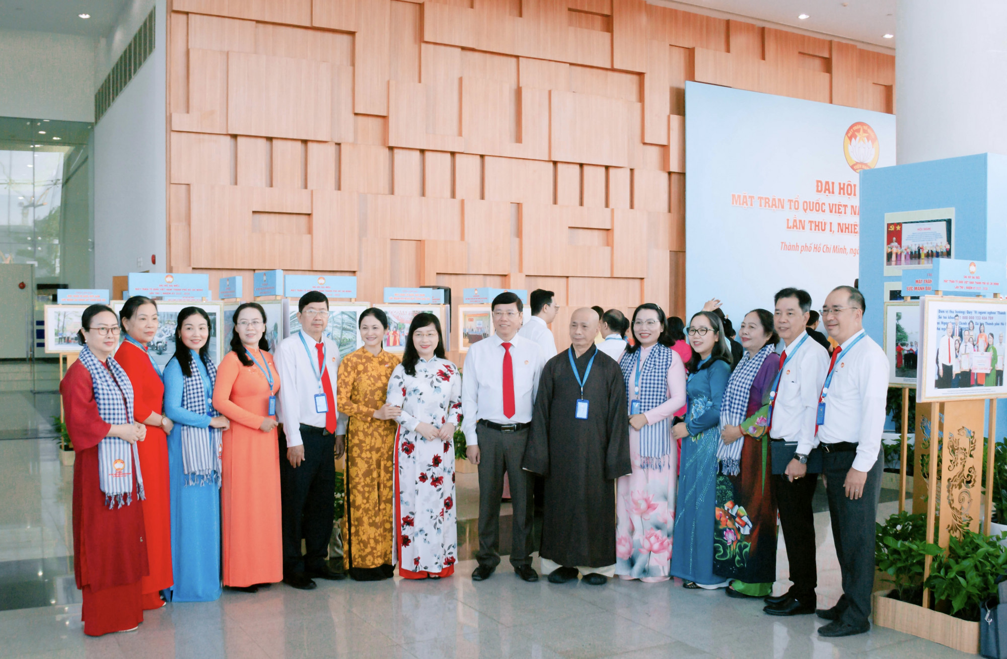 Các đại biểu tham dự Đại hội đại biểu MTTQ Việt Nam TPHCM lần thứ I chụp ảnh lưu niệm trước phiên làm việc thứ 3  