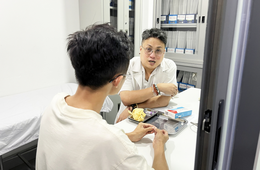 Bác sĩ Nguyễn Tấn Thủ tư vấn phòng, chống HIV/AIDS