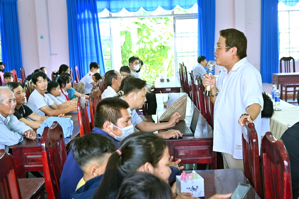 Bác sĩ Nguyễn Tấn Thủ trong buổi hoạt động tuyên truyền phòng, chống HIV/AIDS