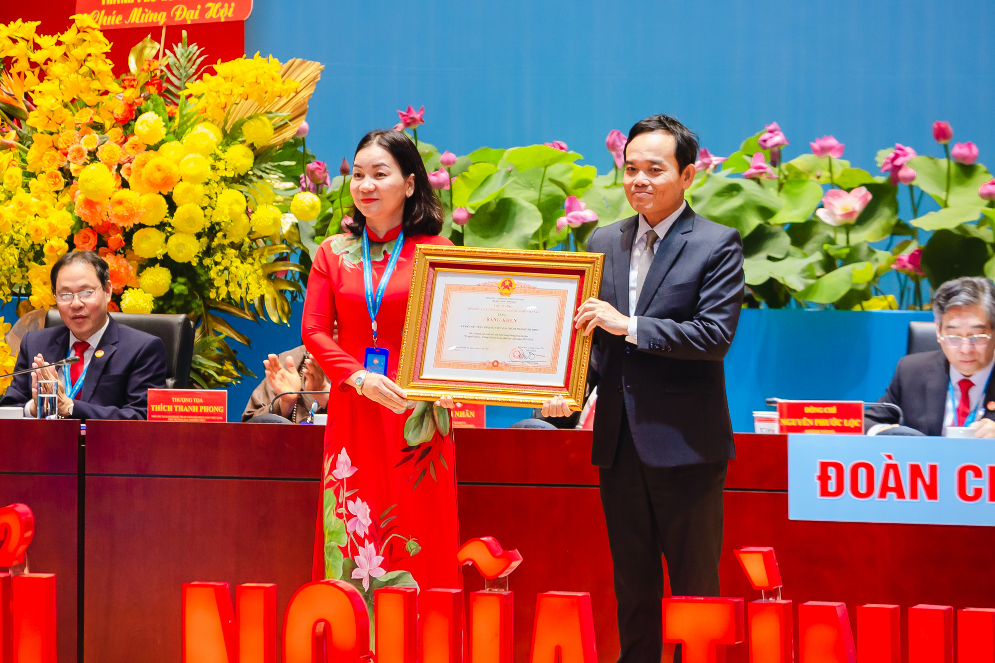 Bí thư Trung ương Đảng, Bí thư Thành ủy TPHCM Trần Lưu Quang trao Bằng khen của Thủ tướng Chính phủ cho tập thể Ủy ban MTTQ Việt Nam TPHCM