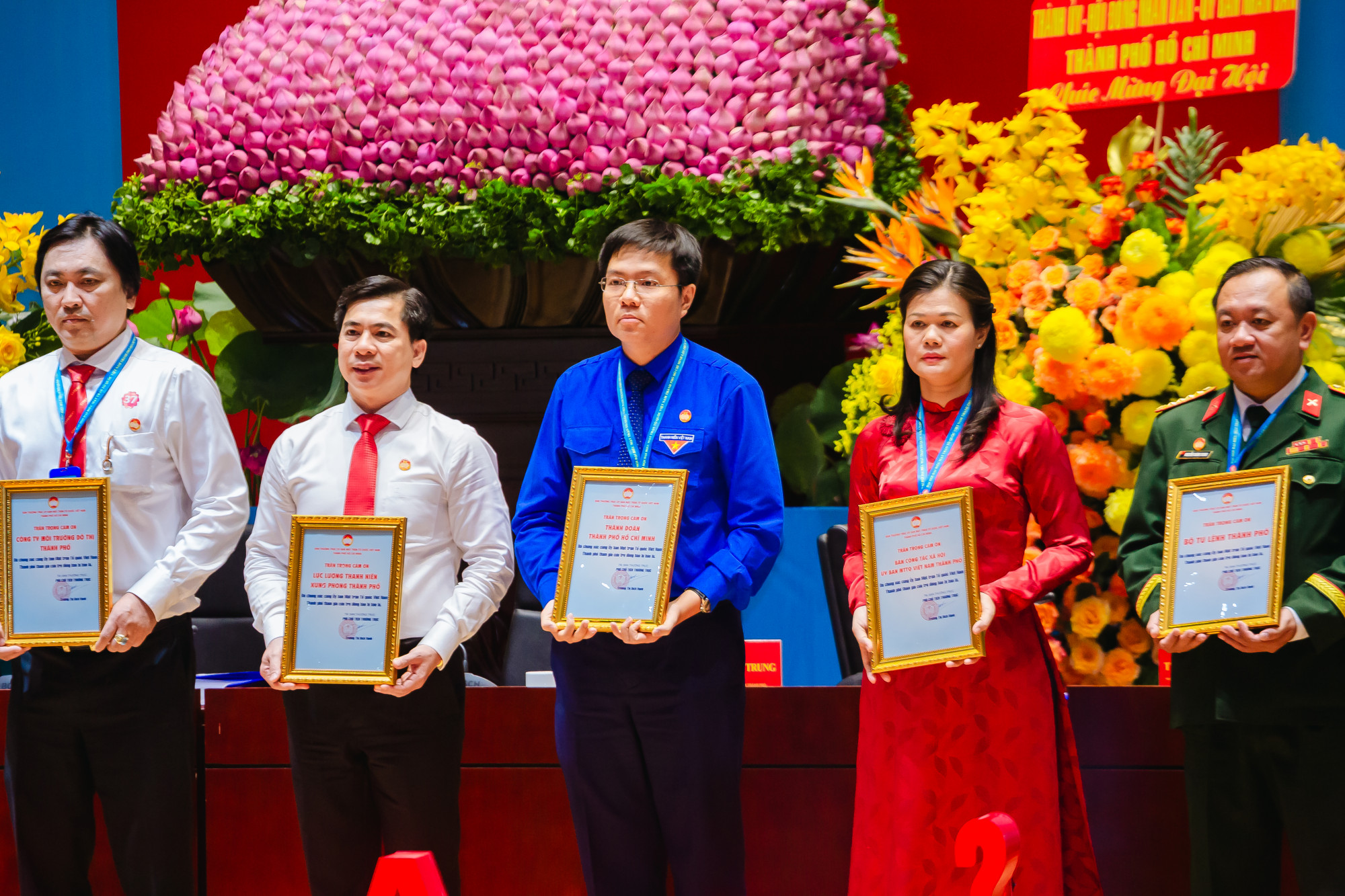 Lãnh đạo TPHCM chúc mừng các cá nhân, tập thể được Ủy ban MTTQ Việt Nam TPHCM tuyên dương vì đã và đang chung tay hỗ trợ đồng bào miền Trung vượt qua thiên tai, bão lũ