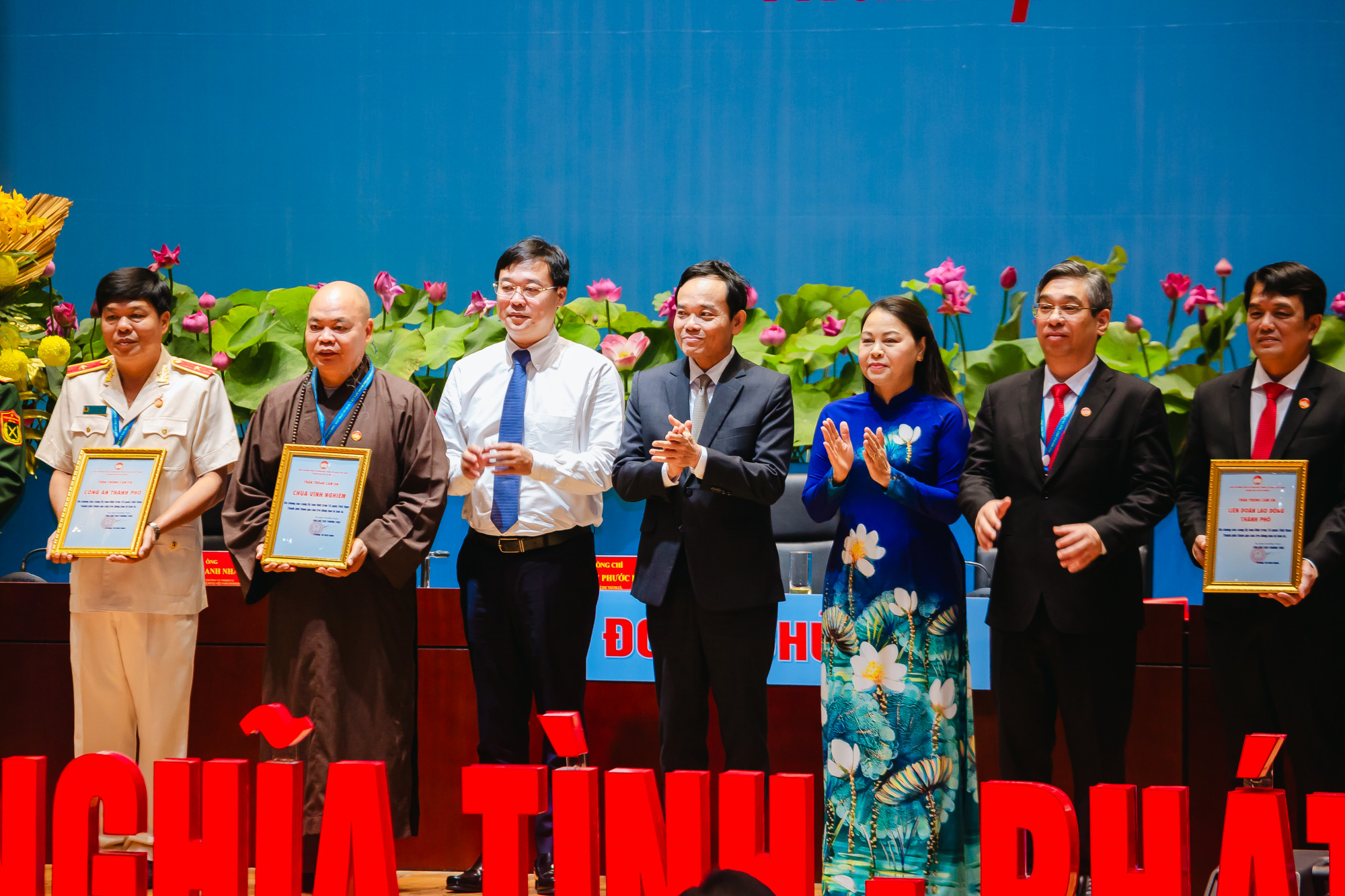 Lãnh đạo TPHCM chúc mừng các cá nhân, tập thể được Ủy ban MTTQ Việt Nam TPHCM tuyên dương vì đã và đang chung tay hỗ trợ đồng bào miền Trung vượt qua thiên tai, bão lũ