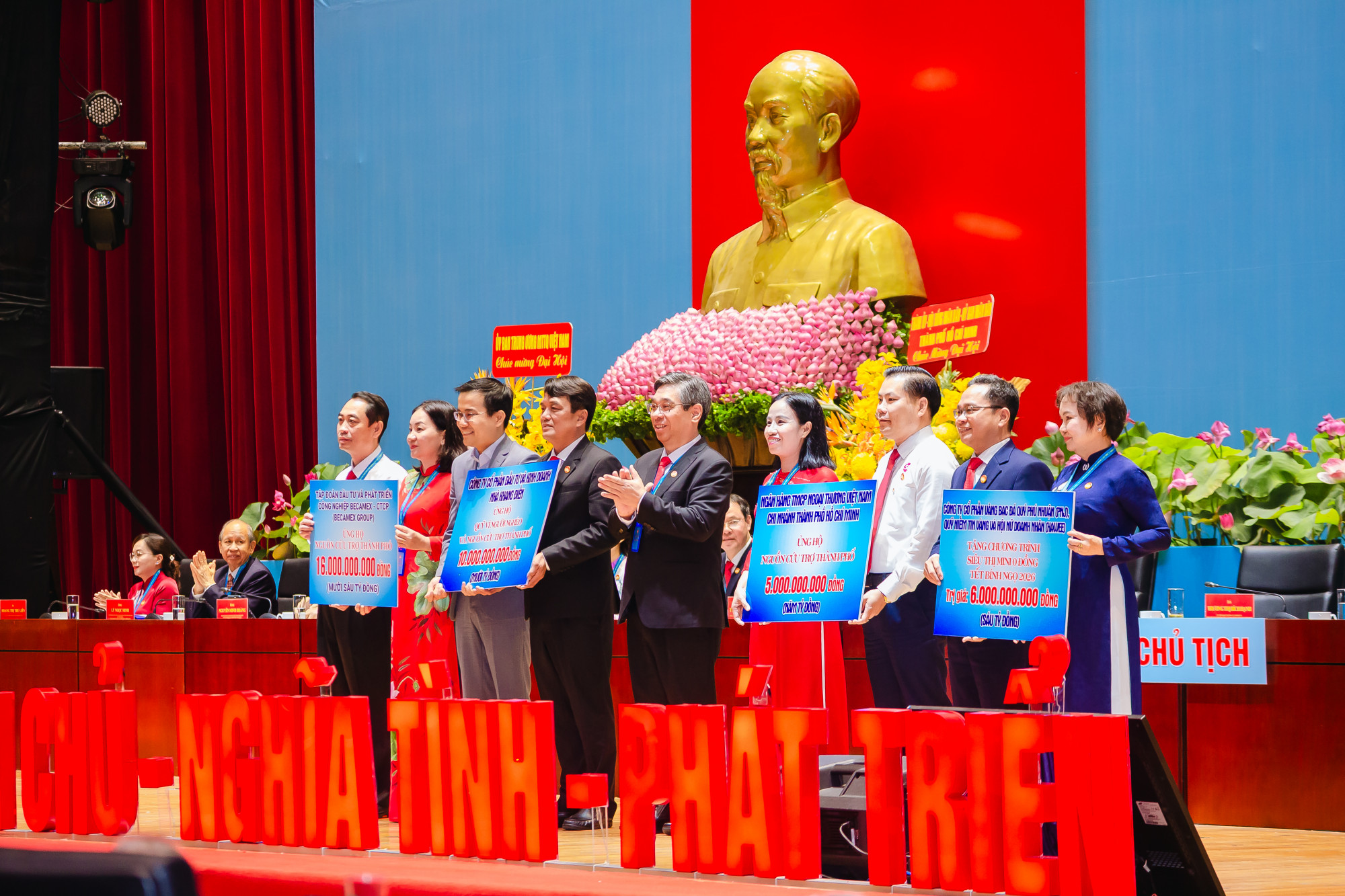 Lãnh đạo Ủy ban MTTQ Việt Nam TPHCM tiếp nhận hỗ trợ quỹ Vì người nghèo và nguồn cứu trợ thành phố từ các đơn vị, doanh nghiệp