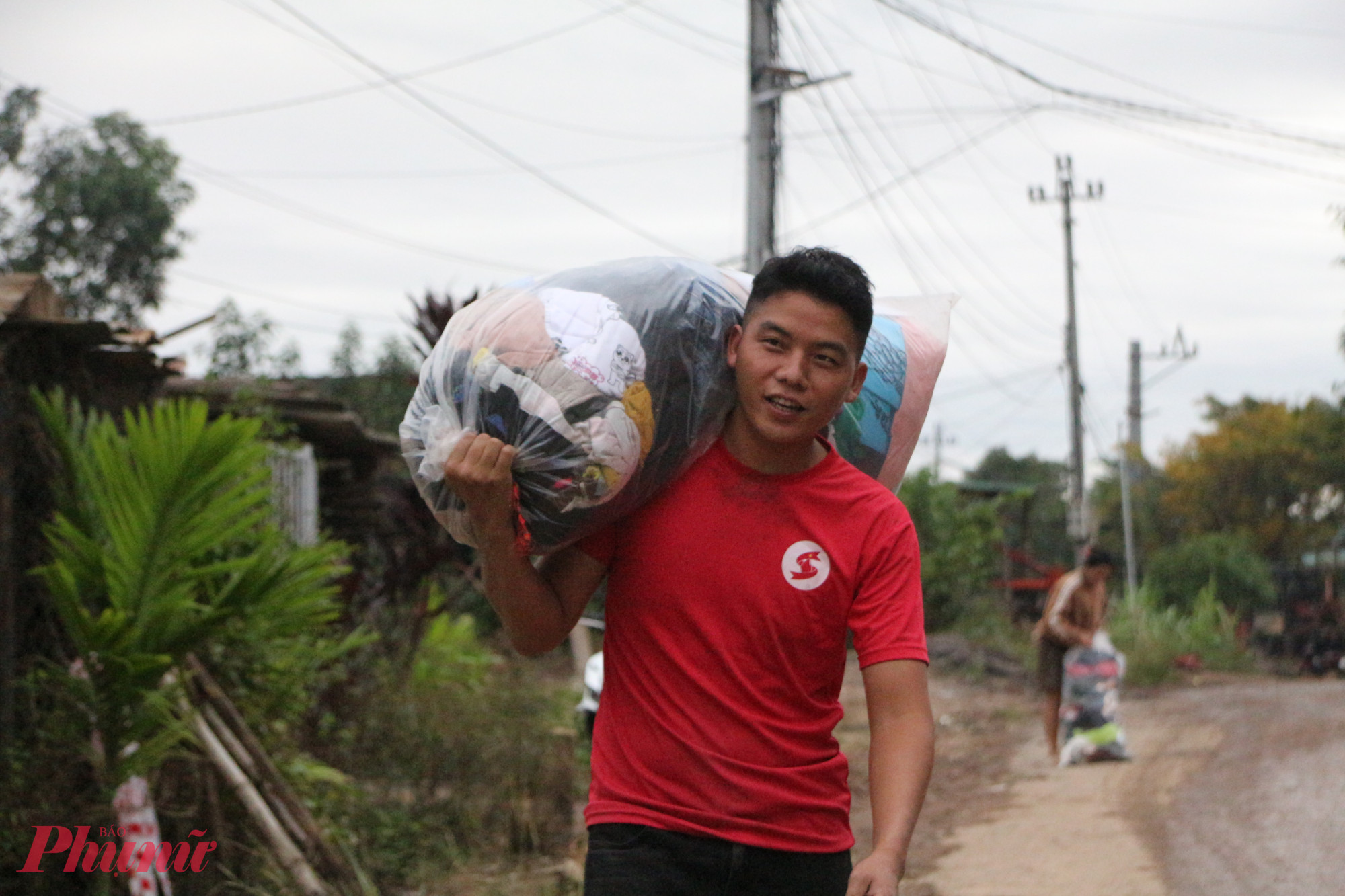 Nhiều người dân tranh thủ đưa đồ đạc, vật dụng về nhà sau những ngày phải đi tránh lũ.