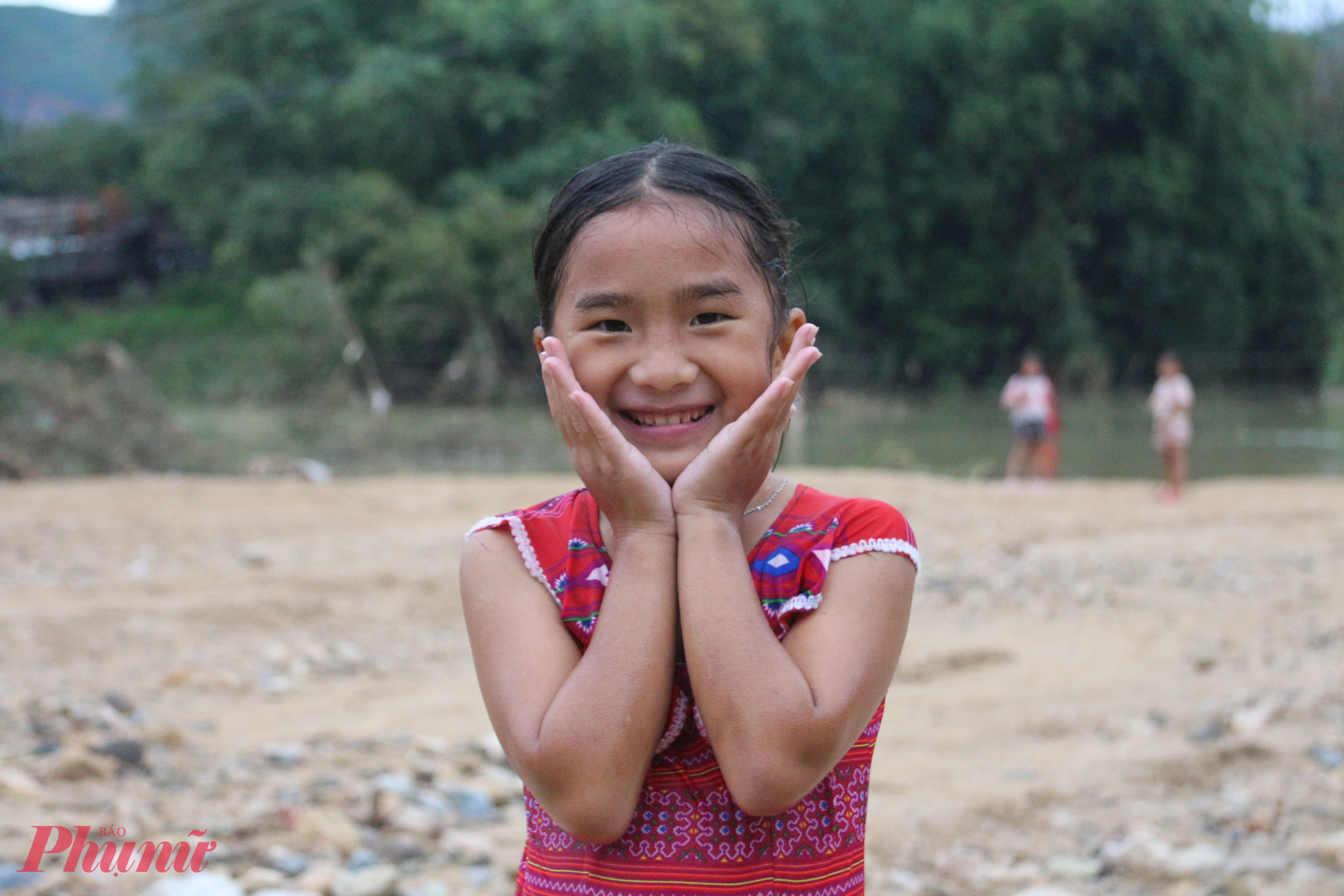 Nụ cười hồn nhiên của các em giúp người lớn phần nào vơi bớt mệt nhọc, vất vả.