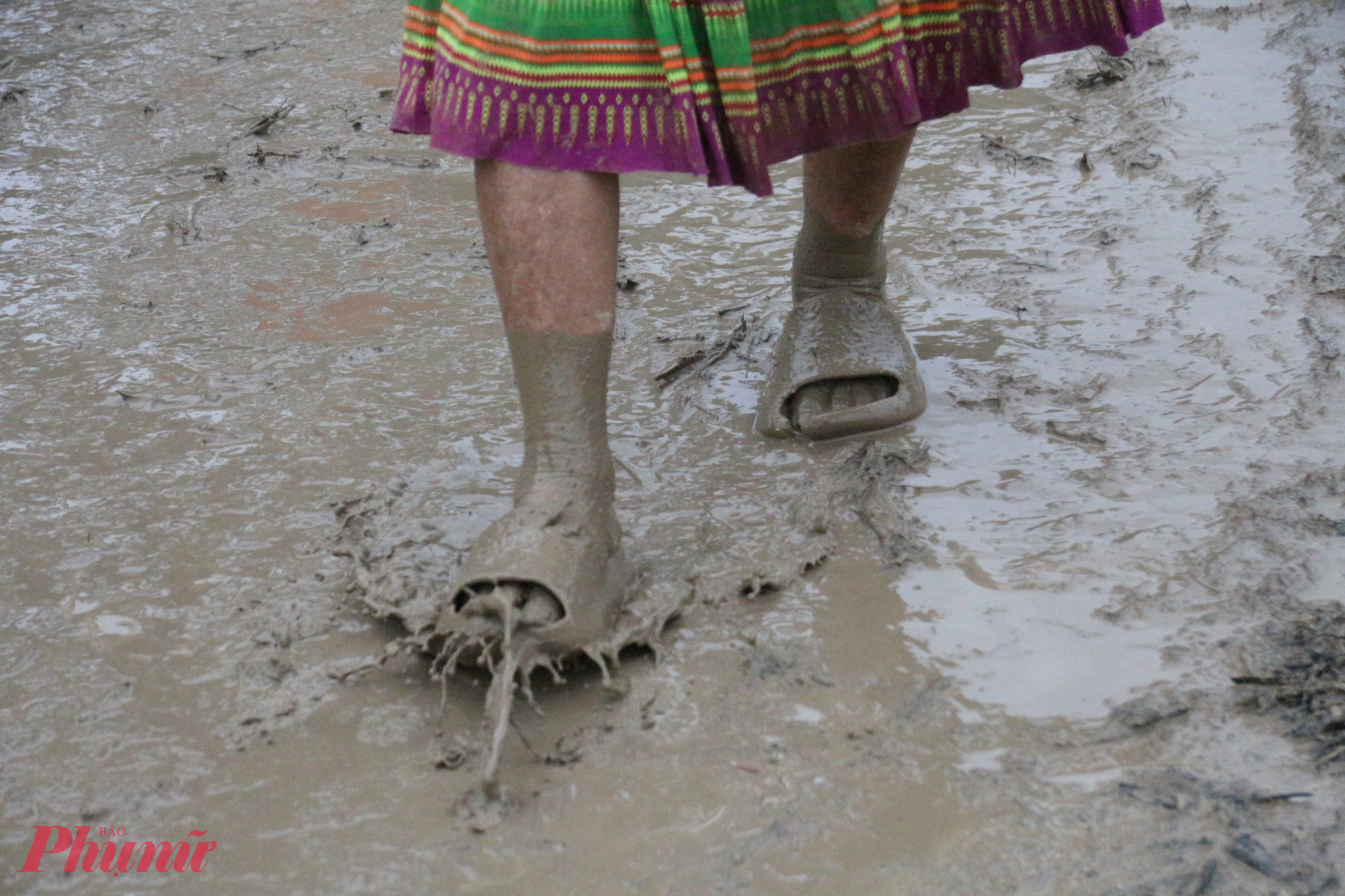 Đôi chân lấm đầy bùn đất mỗi khi đi qua những cung đường lầy lội.