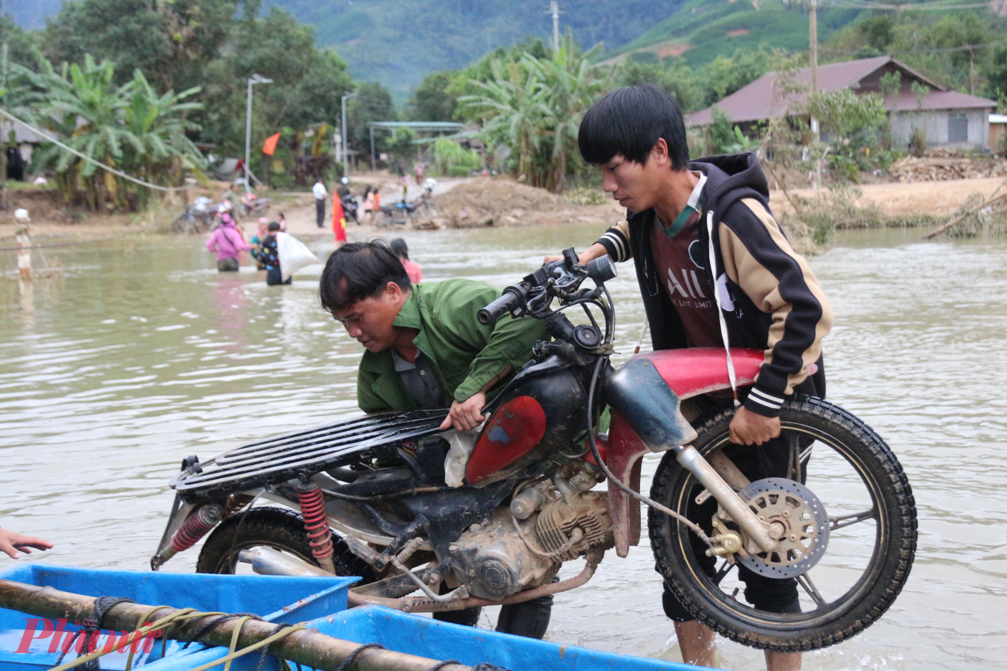 Xe máy cũng được đưa lên ghe để vượt qua đoạn đường ngập nước.