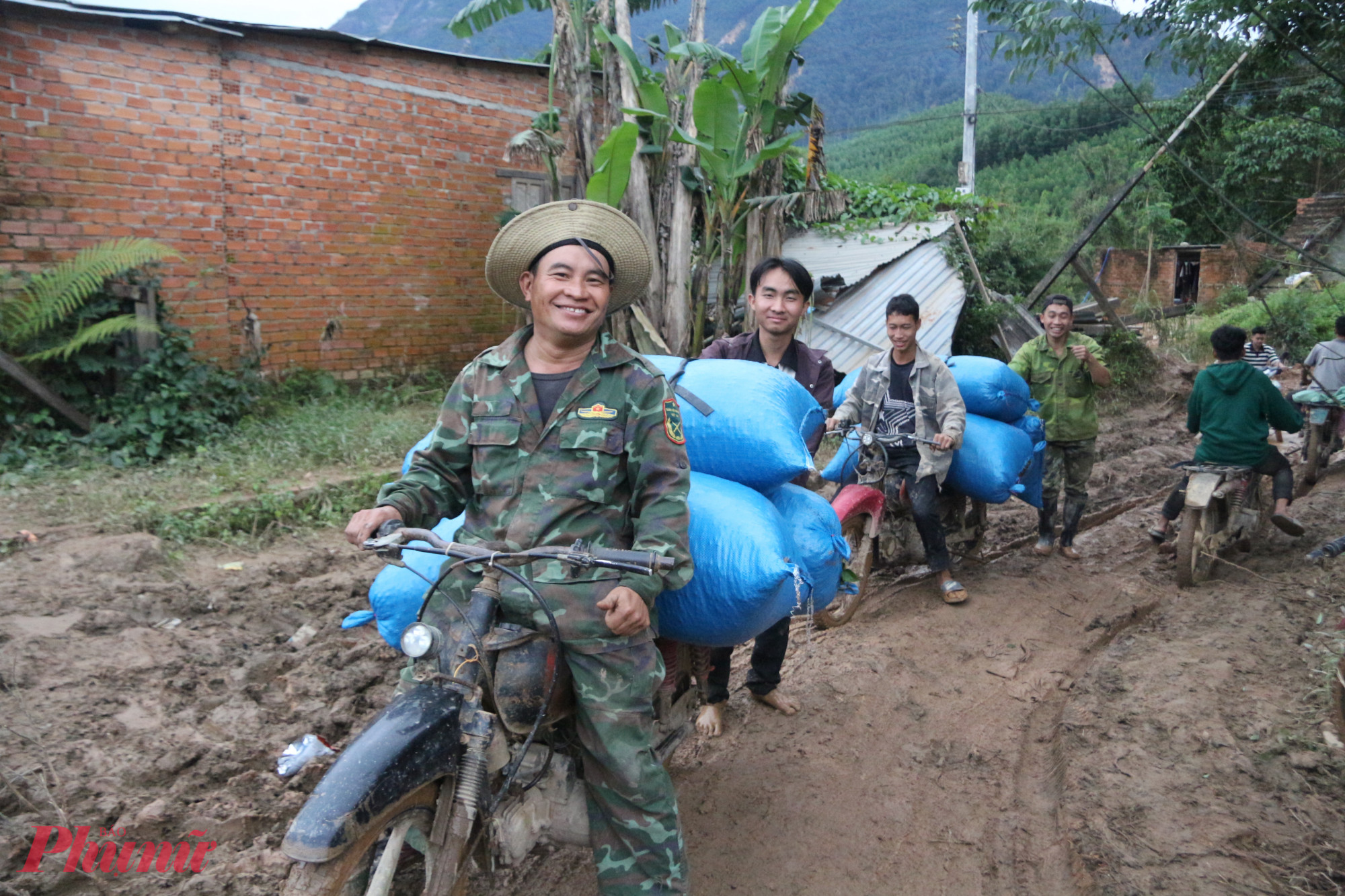 Người dân ì ạch chở nông sản qua những đoạn đường hư hỏng, lầy lội để đưa đi tiêu thụ.