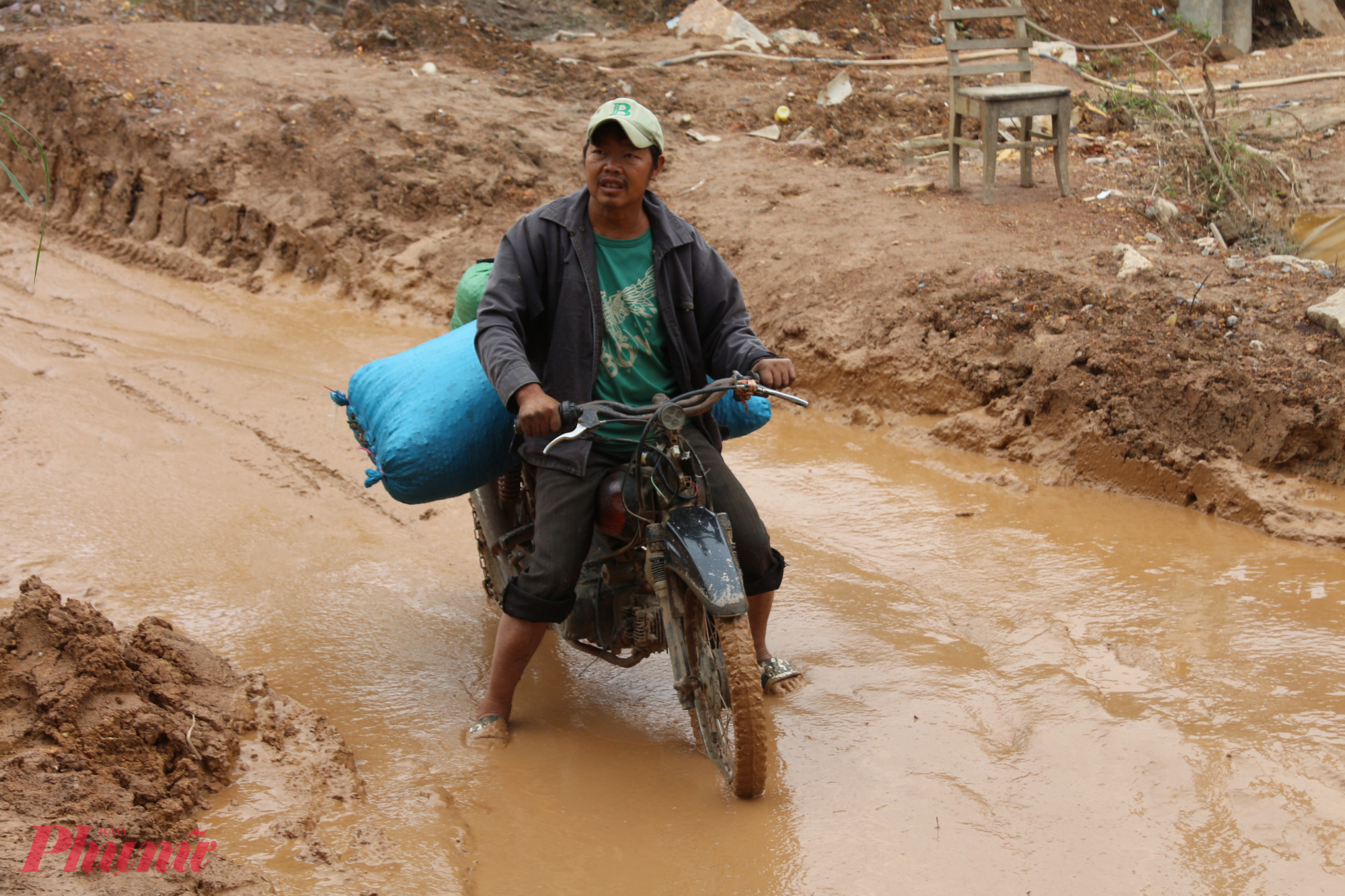 Nhiều đoạn ngập bùn khiến người dân phải di chuyển chậm rãi để tránh trơn trượt, té ngã. 