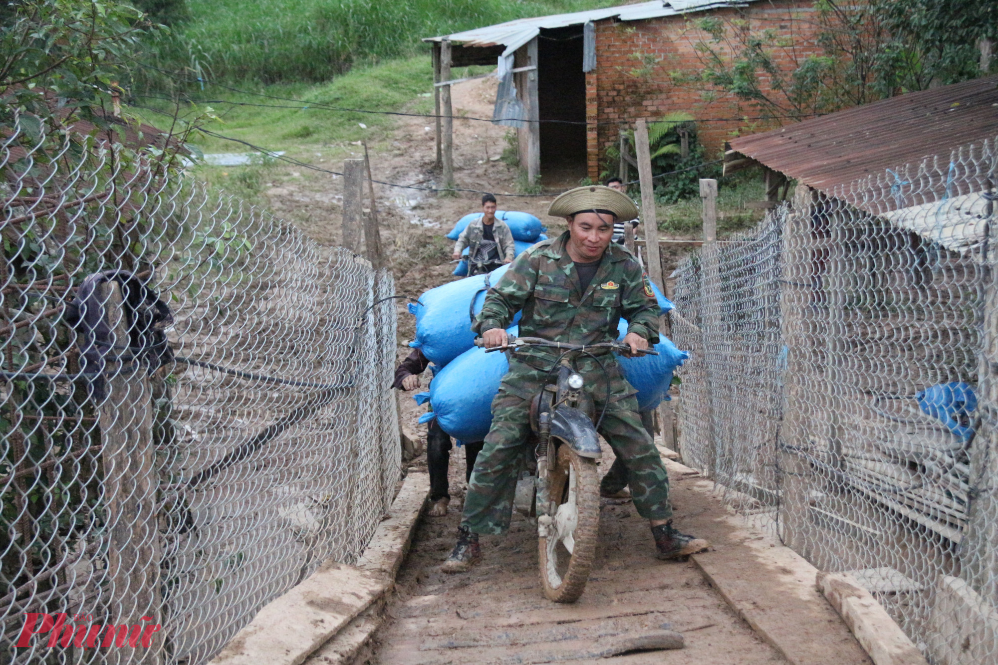 Do cầu bị nước lũ cuốn trôi, chính quyền địa phương đã dùng các cây gỗ làm cầu tạm tại đầu mố cầu thuộc Dự án đường Trường Sơn Đông nhằm phục vụ nhu cầu đi lại, sản xuất của bà con. 