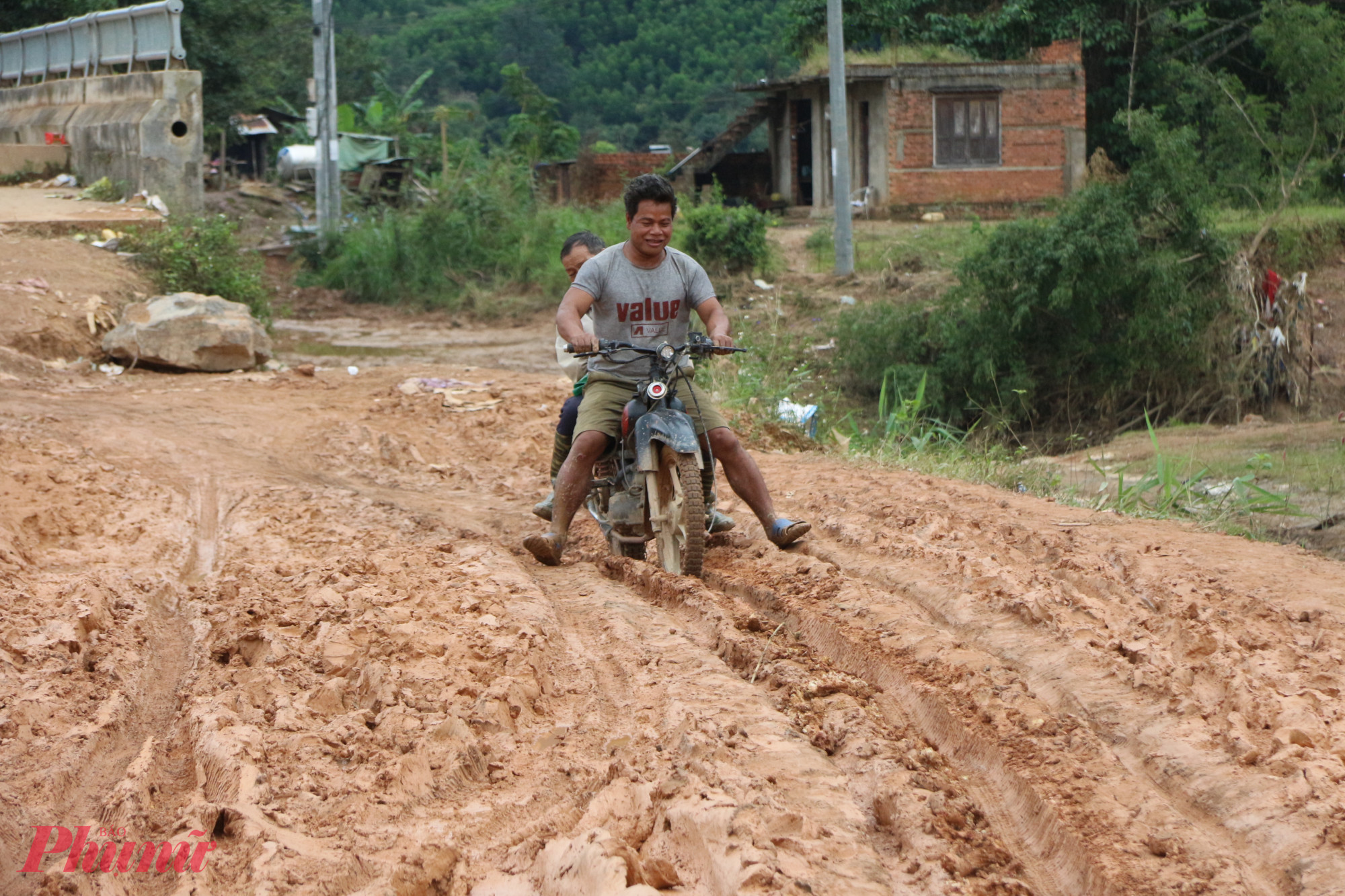 Tuy nhiên, mưa lũ đã khiến nhiều tuyến đường trên địa bàn bị hư hỏng, lầy lội, gây khó khăn lớn trong việc đi lại, sản xuất của bà con. 