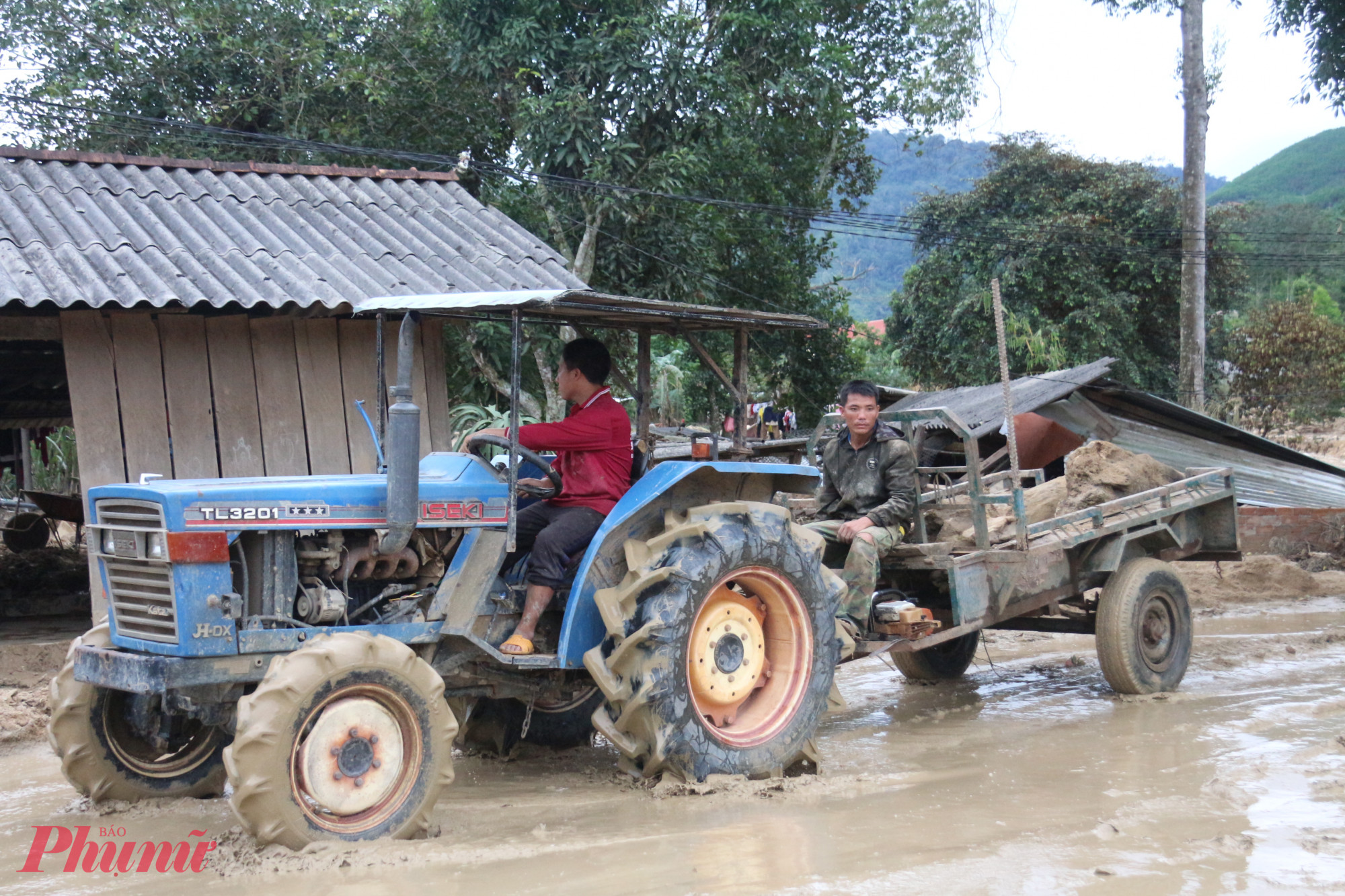 Trên các tuyến đường, phương tiện bắt đầu lưu thông tấp nập trở lại để phục vụ nhu cầu sinh hoạt và sản xuất.