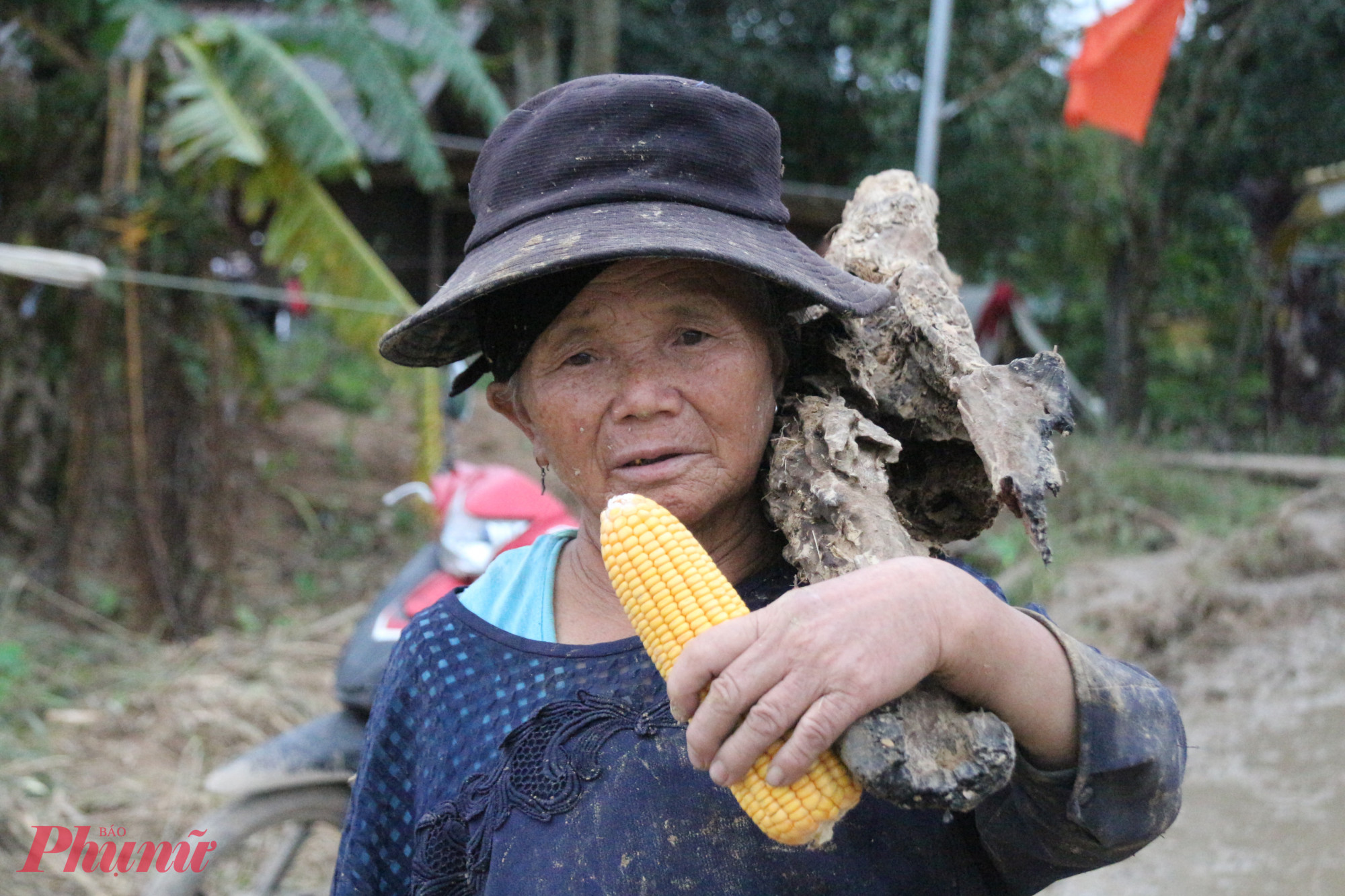 Một người dân tranh thủ lên nương rẫy, nhặt những gốc cây khô đem về làm củi nấu.