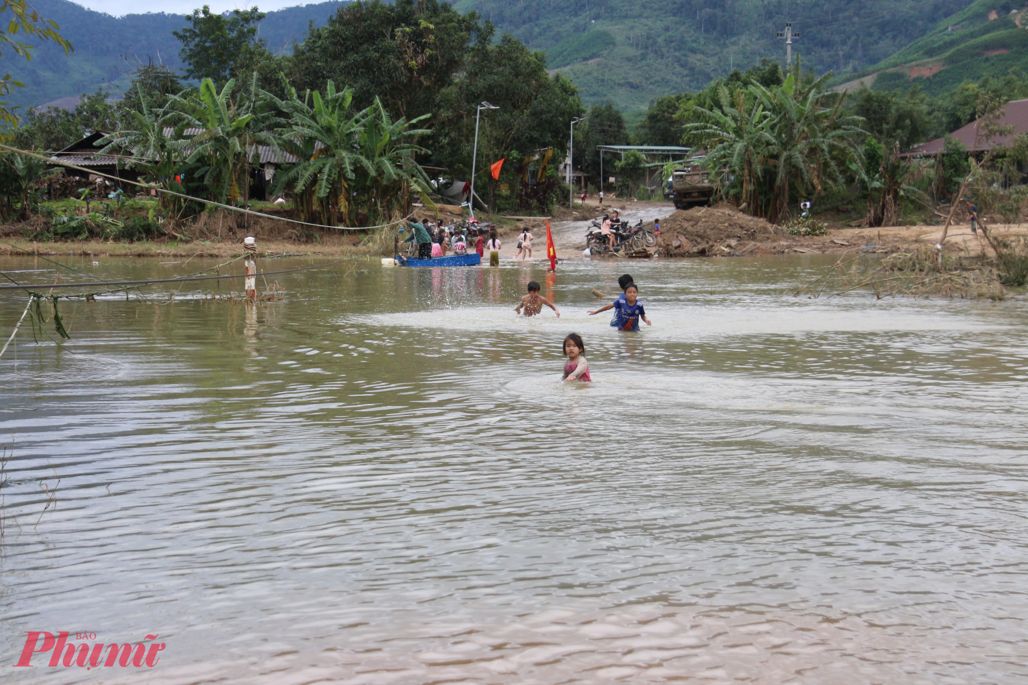 Đoạn đường vào thôn Ea Hăn, nước vẫn ngập sâu, gây trở ngại cho việc đi lại của bà con nơi đây. 
