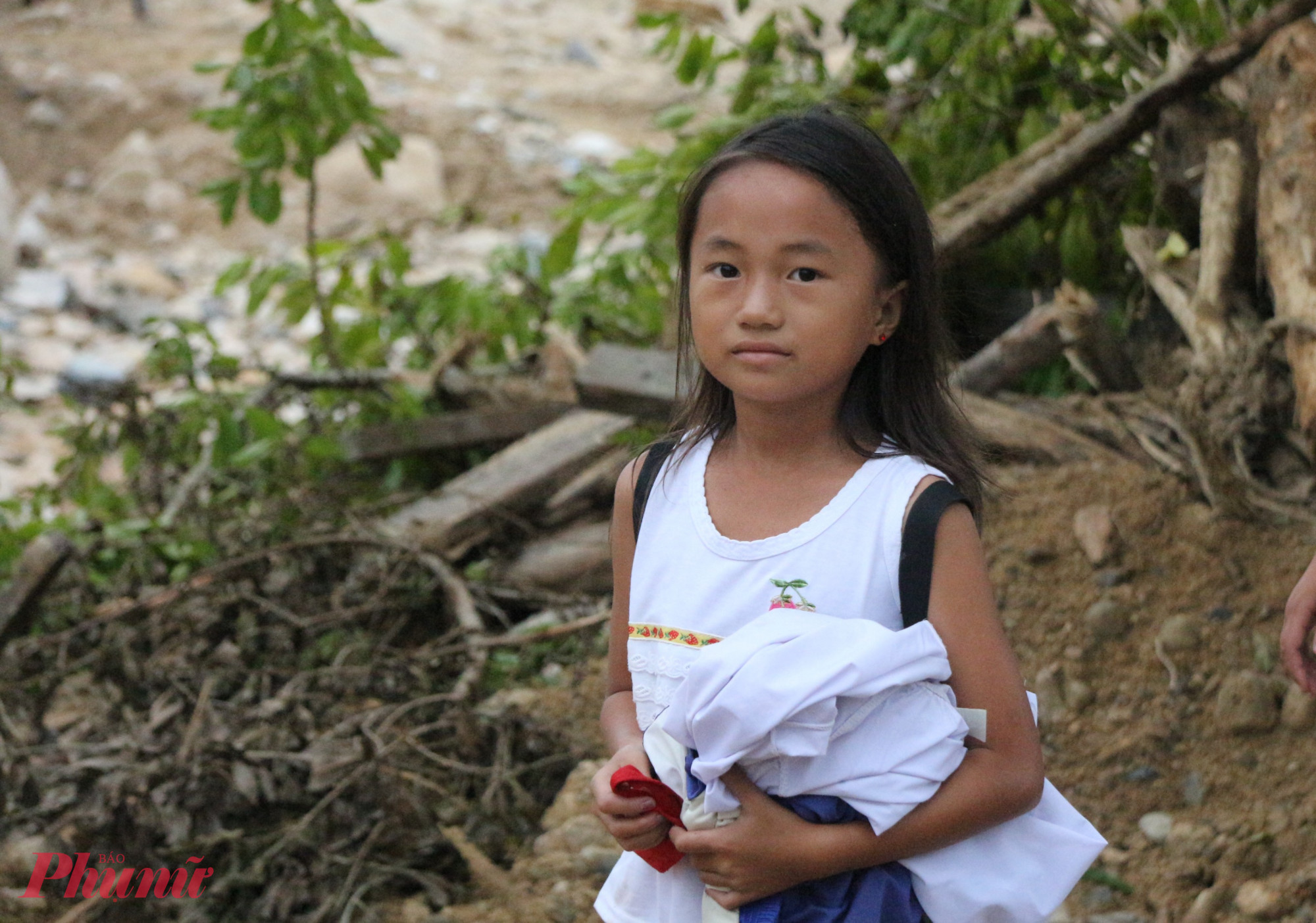 Những đứa trẻ tung tăng dạo chơi trong thôn xóm sau những ngày bị nước lũ chia cắt. 