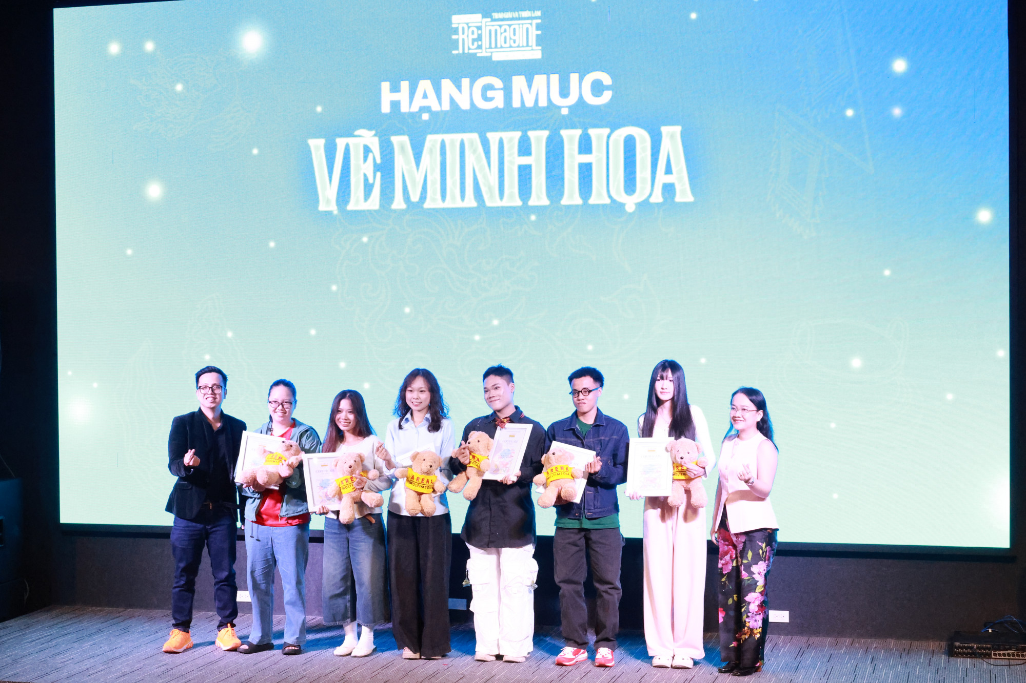 Các thí sinh có tác phẩm xuất sắc hạng mục Vẽ minh hoạ - Ảnh: Hồng Nga 